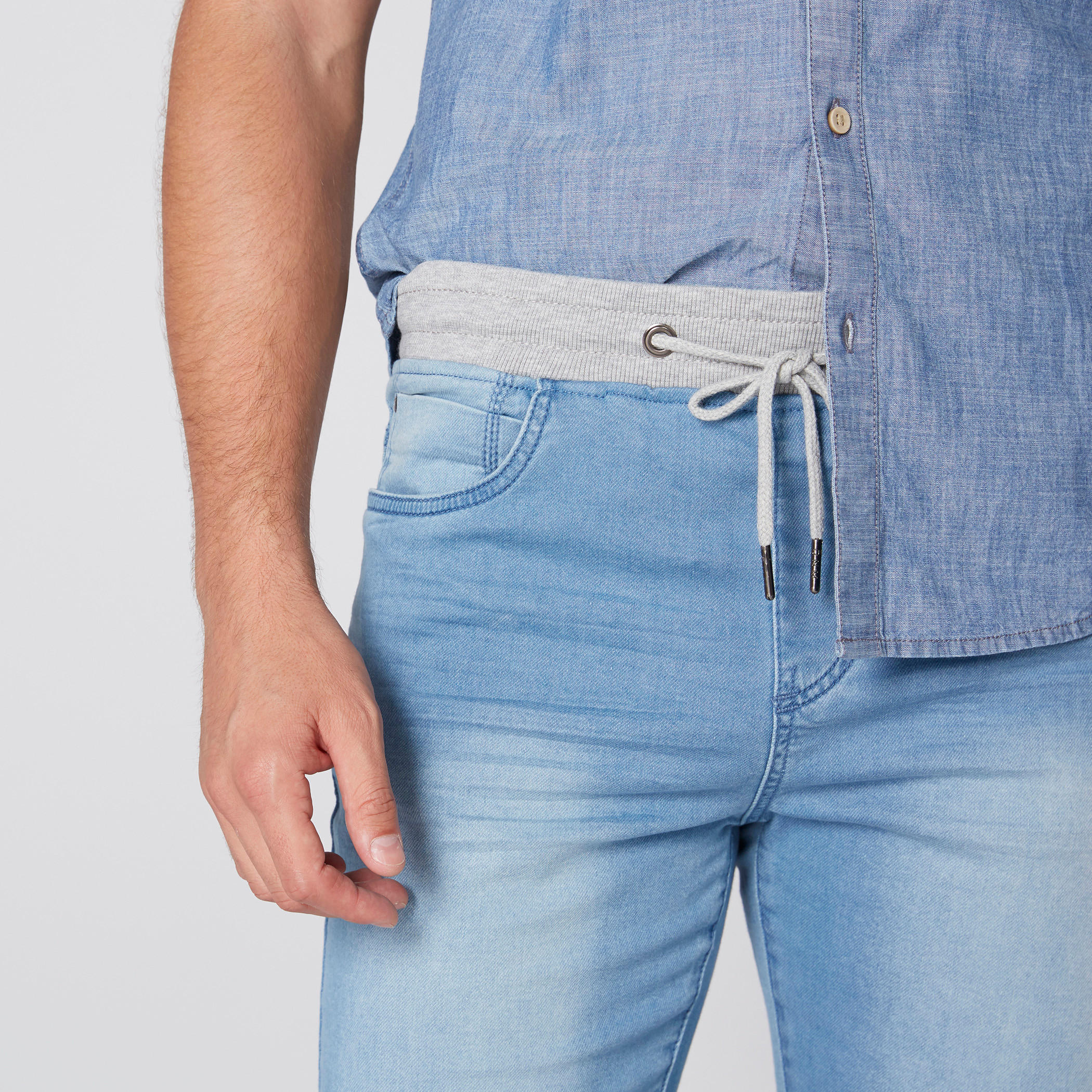 شورت من الدينم بخصر مطّاطي وجيوب ورباط-men-clothing-bottoms-shorts-image-3