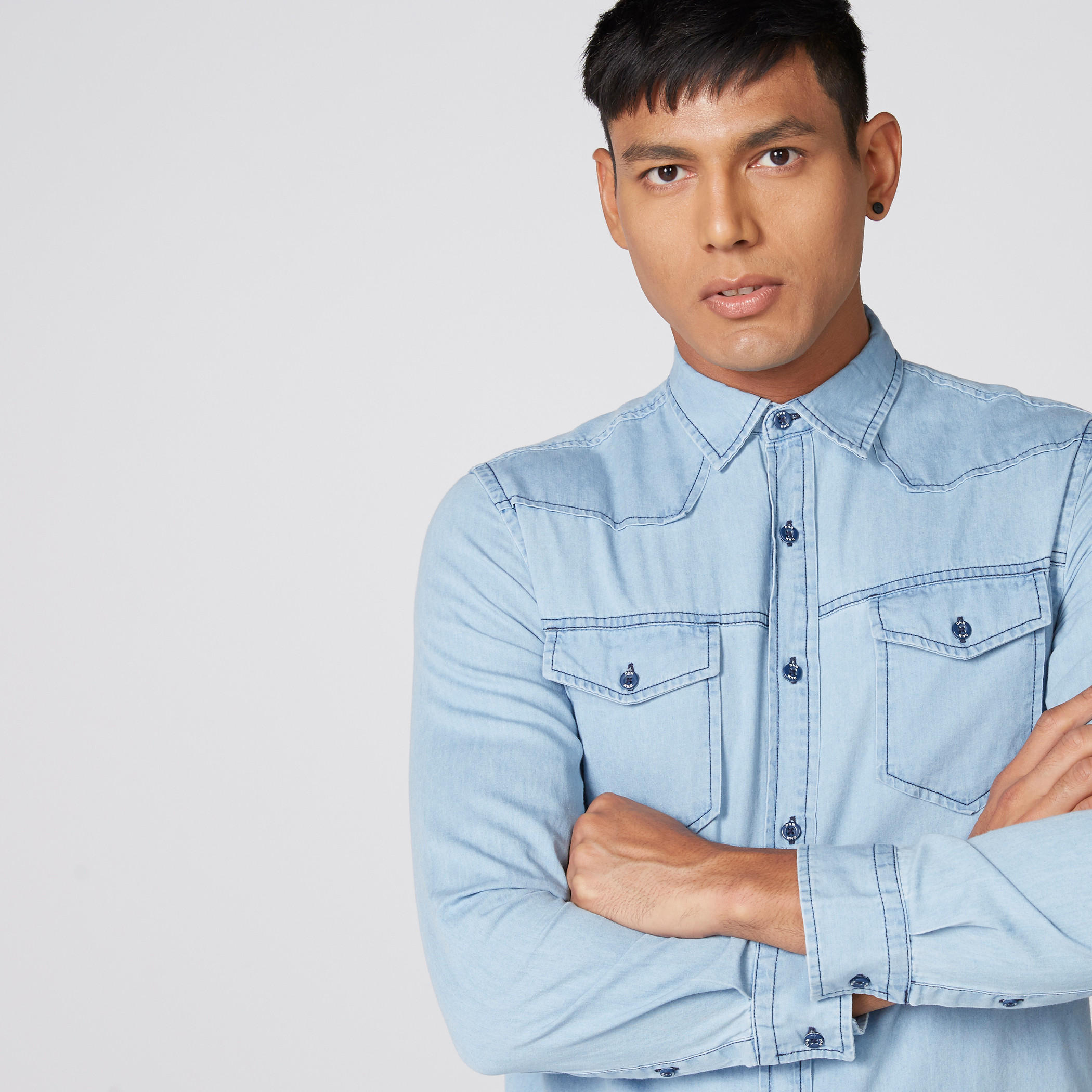 قميص من الدينم بأكمام طويلة وأزرار-men-clothing-shirts-image-4