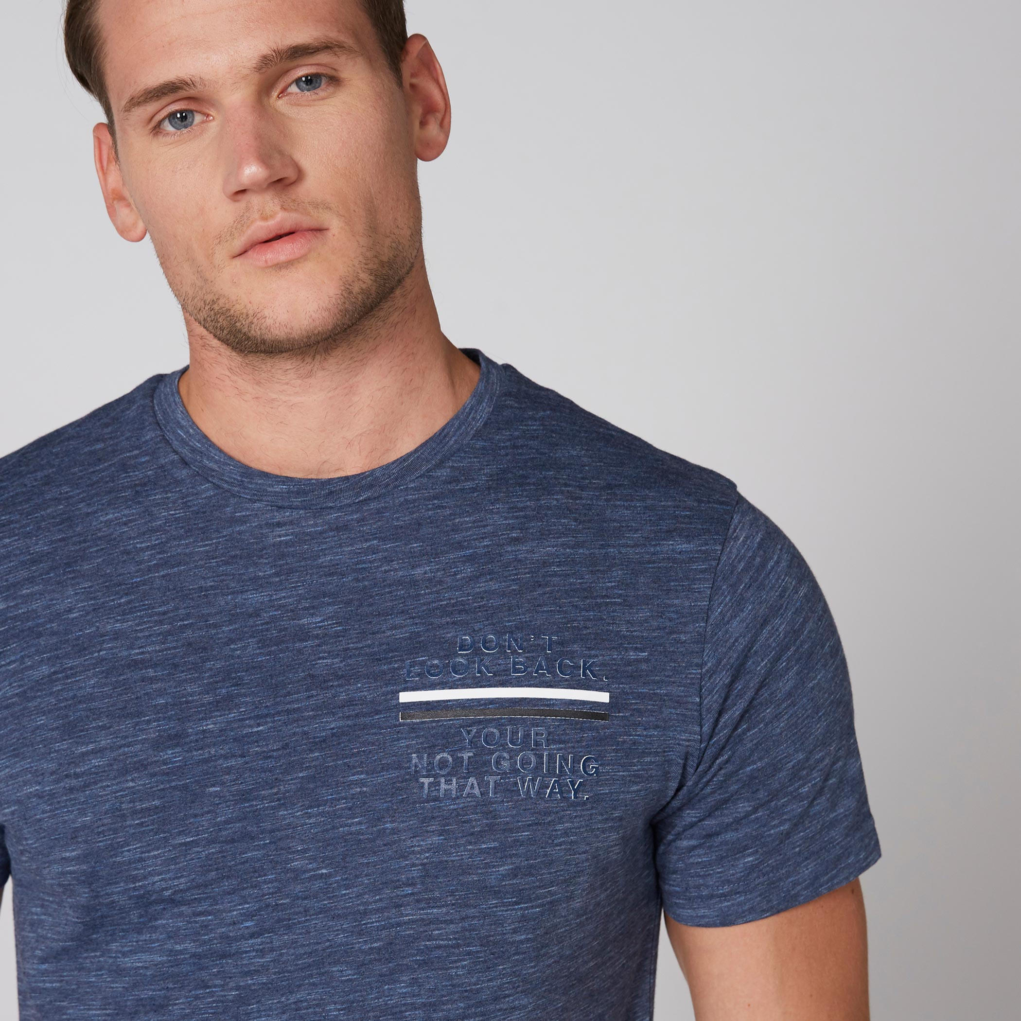 تيشيرت بياقة مستديرة وأكمام قصيرة وطبعات-men-clothing-tshirtsandpolos-tshirts-image-1