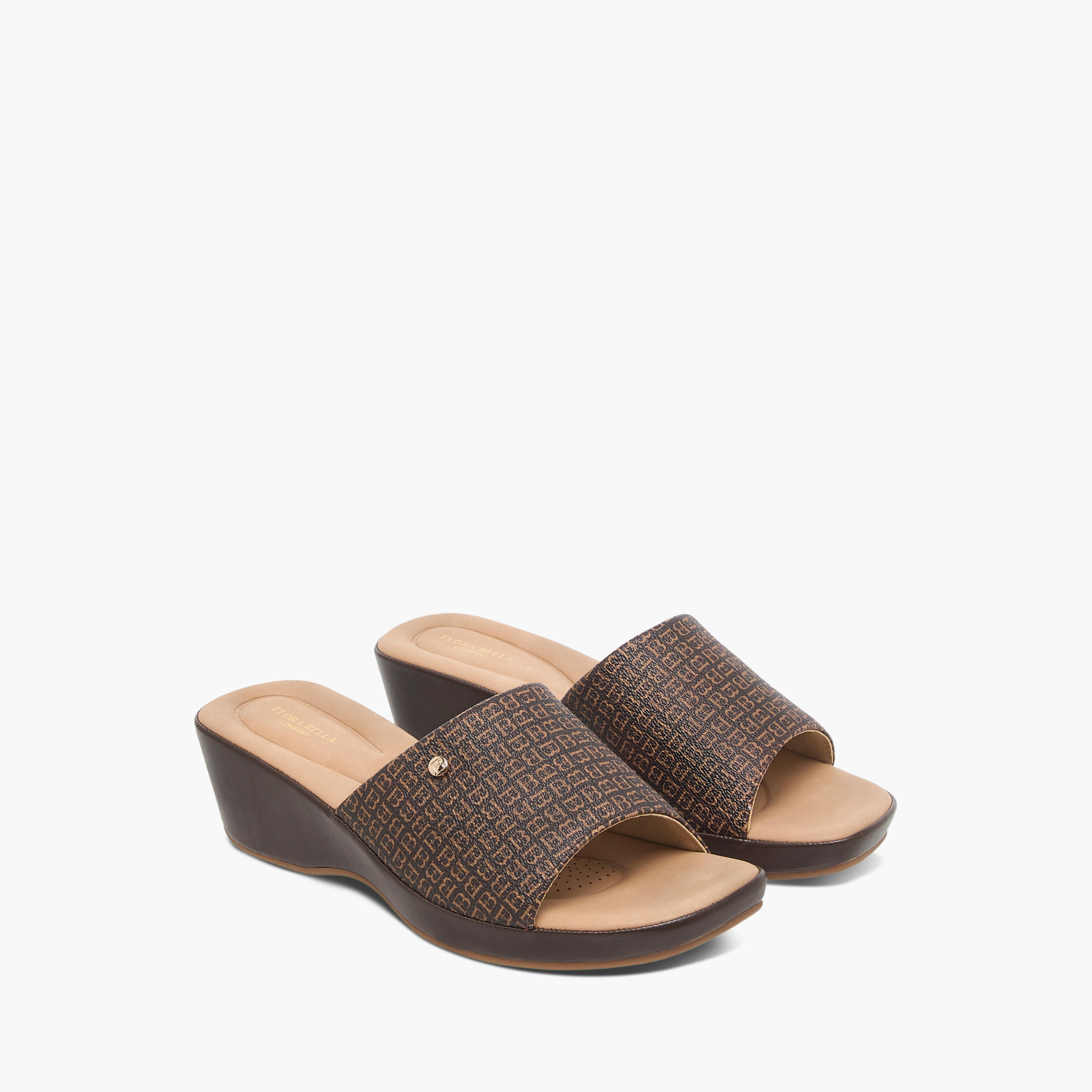 صندل سهل الارتداء بكعب ويدج وطبعات مونوجرام من فلورا بيلا-women-shoes-sandals-heeled-image-1