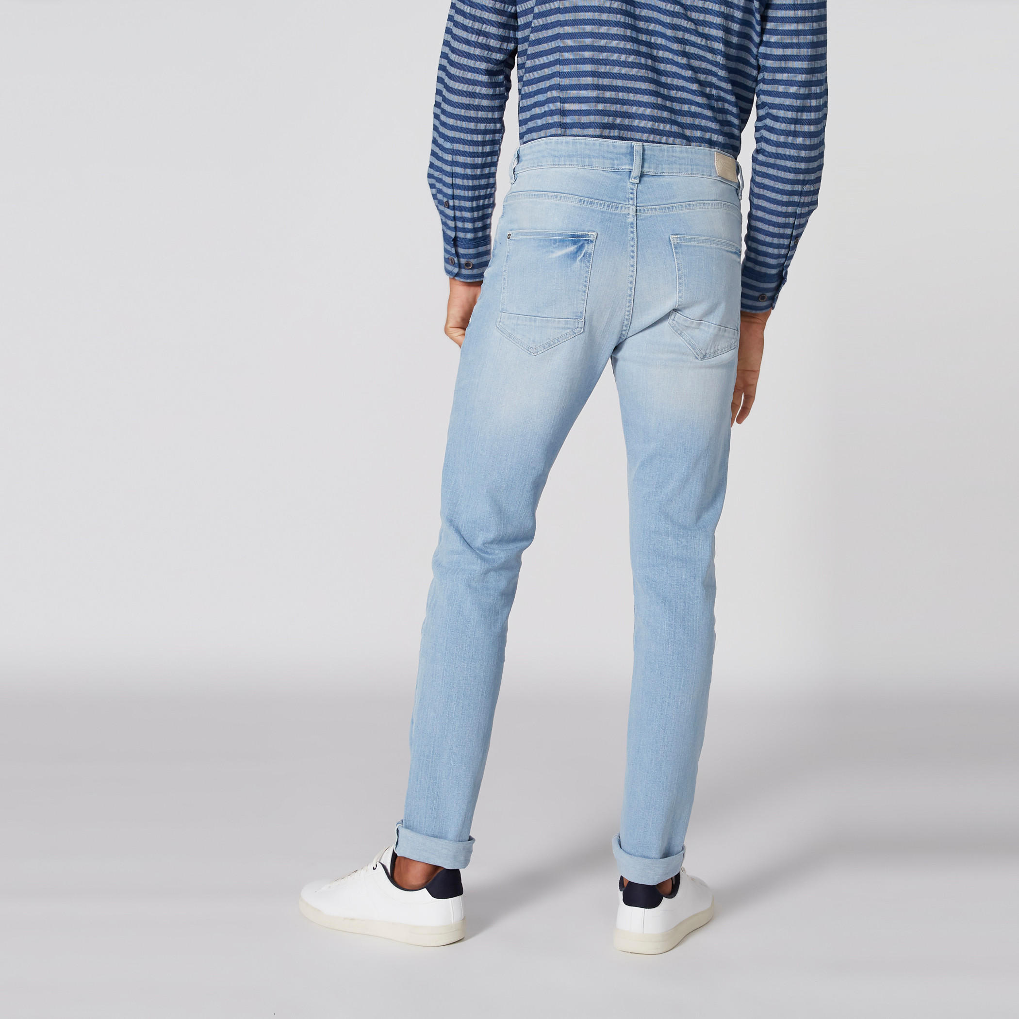 بنطال جينز طويل بقصّة ضيّقة وزر إغلاق وجيوب-men-clothing-bottoms-jeans-image-2