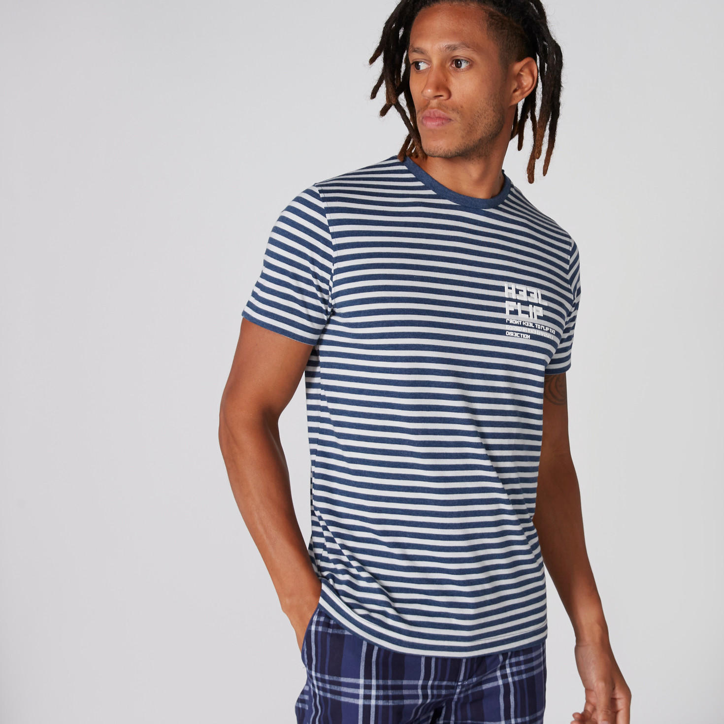 تيشيرت مقلّم بياقة ضيقة وأكمام قصيرة-men-clothing-tshirtsandpolos-tshirts-image-1