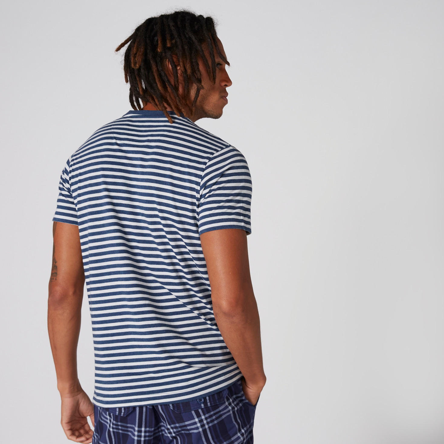تيشيرت مقلّم بياقة ضيقة وأكمام قصيرة-men-clothing-tshirtsandpolos-tshirts-image-2