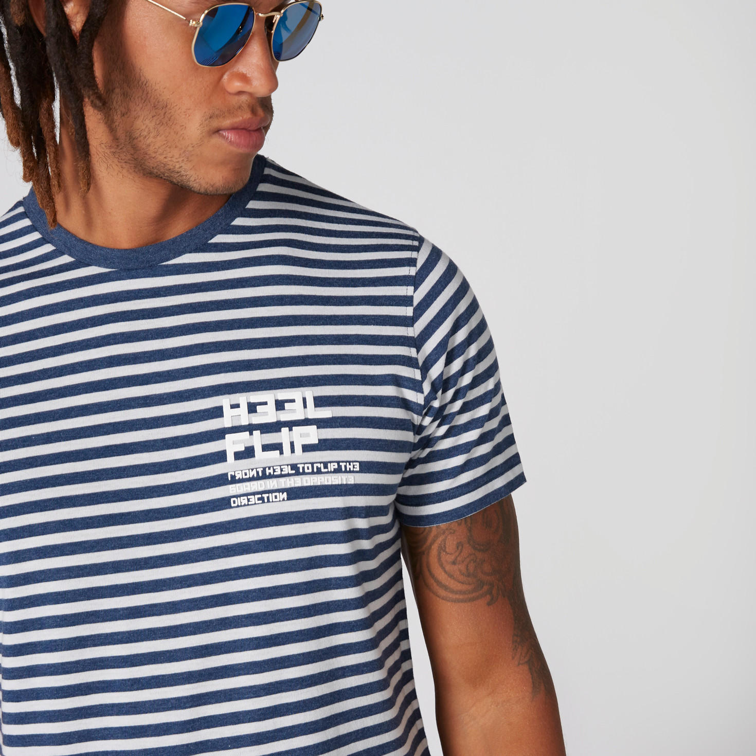 تيشيرت مقلّم بياقة ضيقة وأكمام قصيرة-men-clothing-tshirtsandpolos-tshirts-image-4