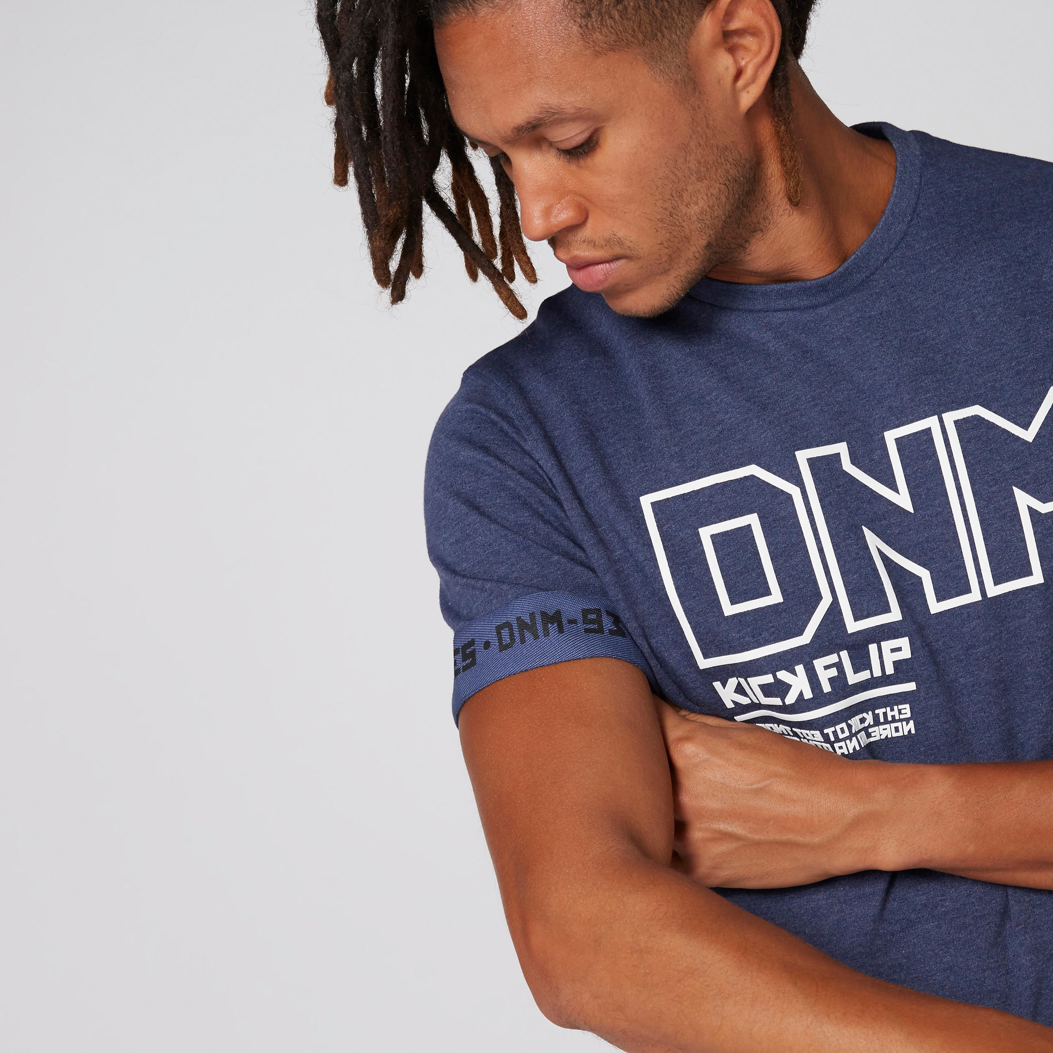 تيشيرت بياقة ضيّقة وأكمام قصيرة وطبعات-men-clothing-tshirtsandpolos-tshirts-image-1