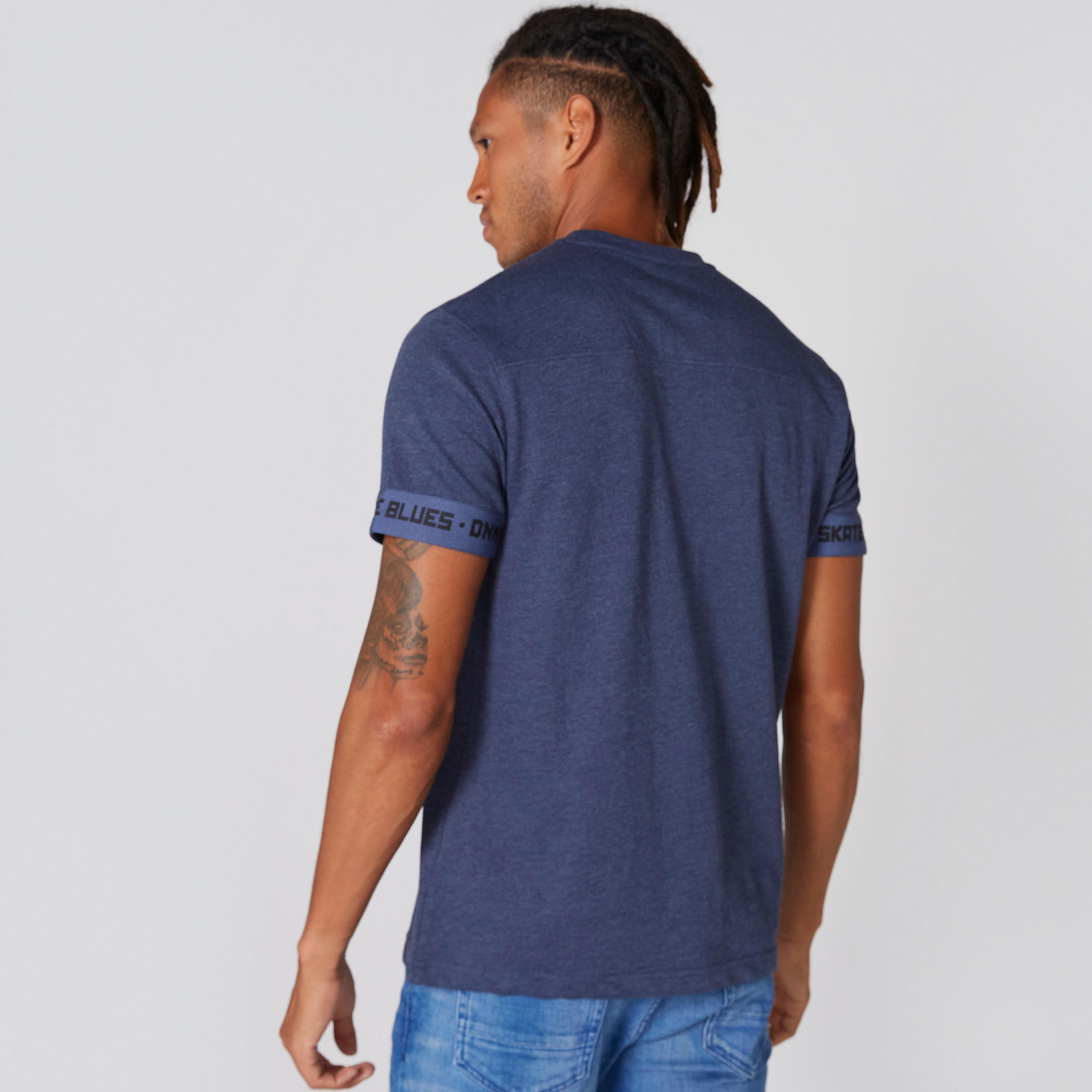 تيشيرت بياقة ضيّقة وأكمام قصيرة وطبعات-men-clothing-tshirtsandpolos-tshirts-image-2