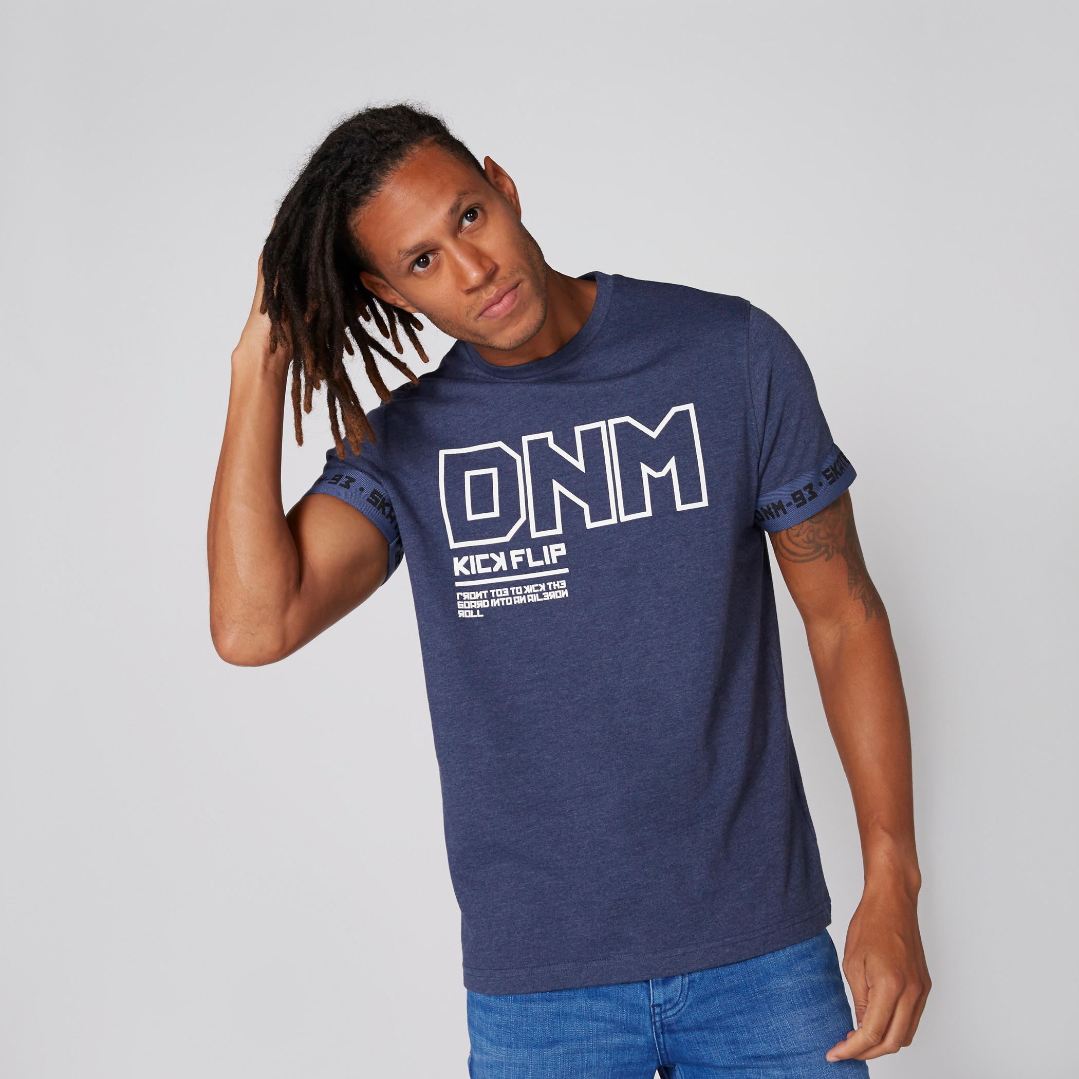 تيشيرت بياقة ضيّقة وأكمام قصيرة وطبعات-men-clothing-tshirtsandpolos-tshirts-image-4