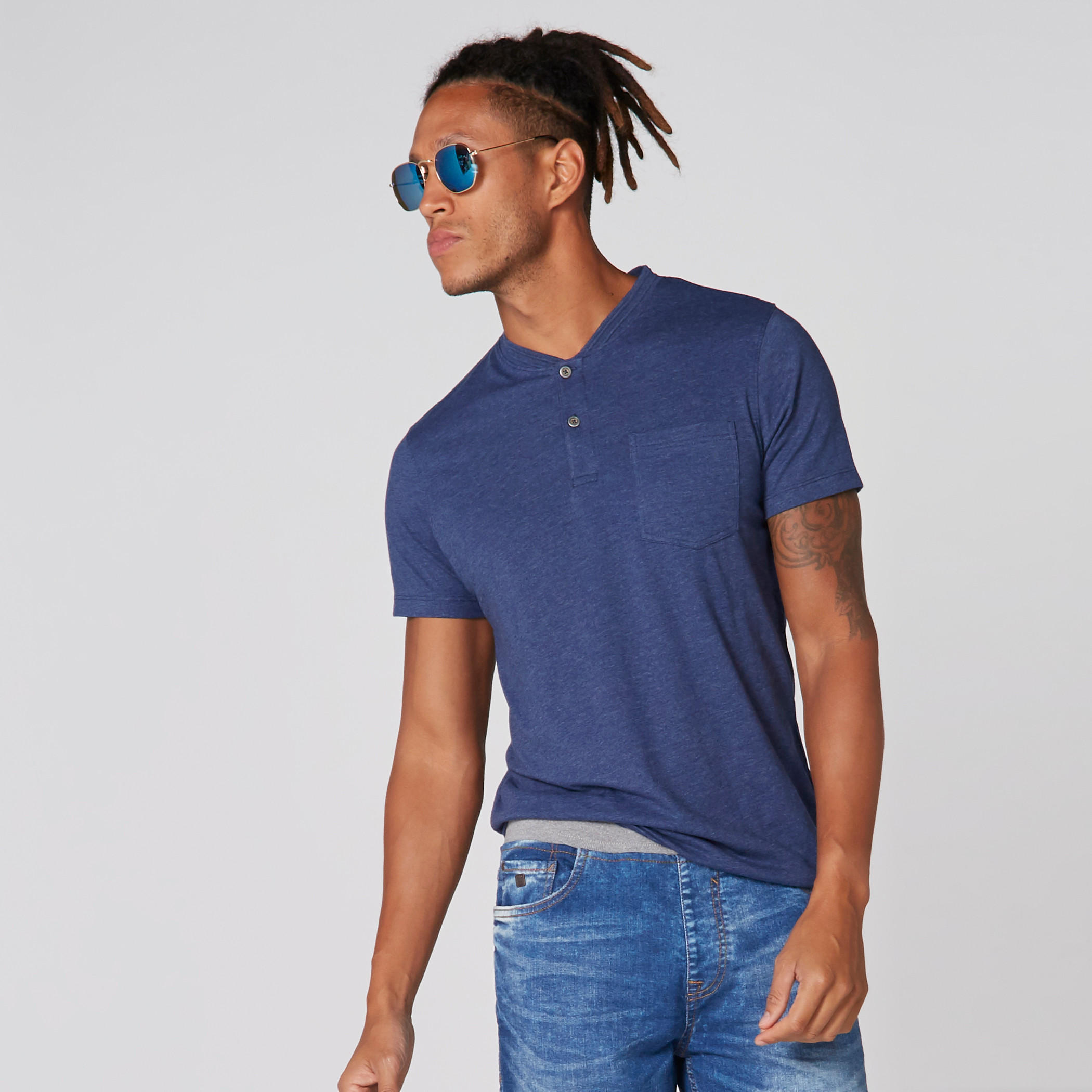 تيشيرت بياقة هينلي وأكمام قصيرة وجيب على الصدر-men-clothing-tshirtsandpolos-tshirts-image-1