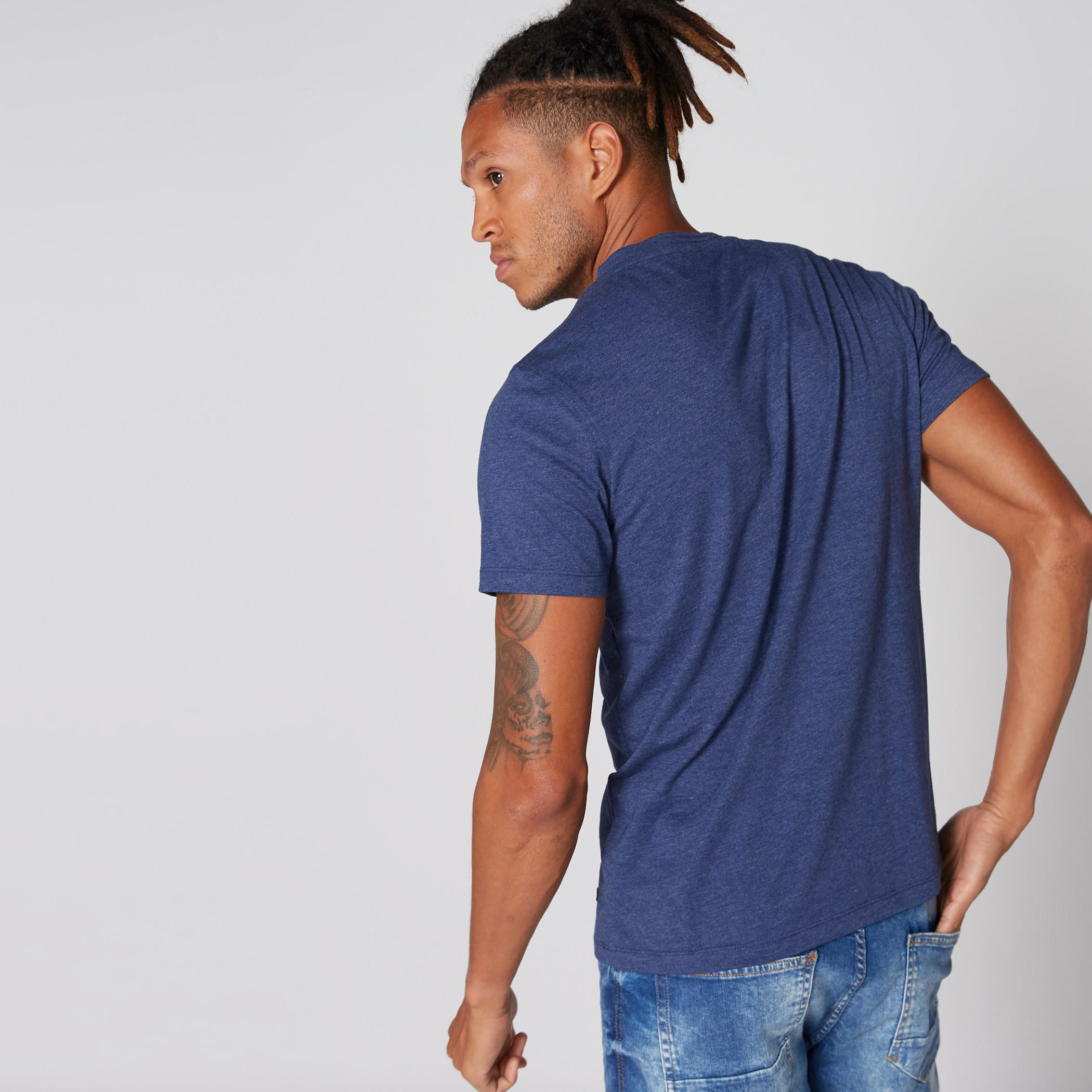 تيشيرت بياقة هينلي وأكمام قصيرة وجيب على الصدر-men-clothing-tshirtsandpolos-tshirts-image-2