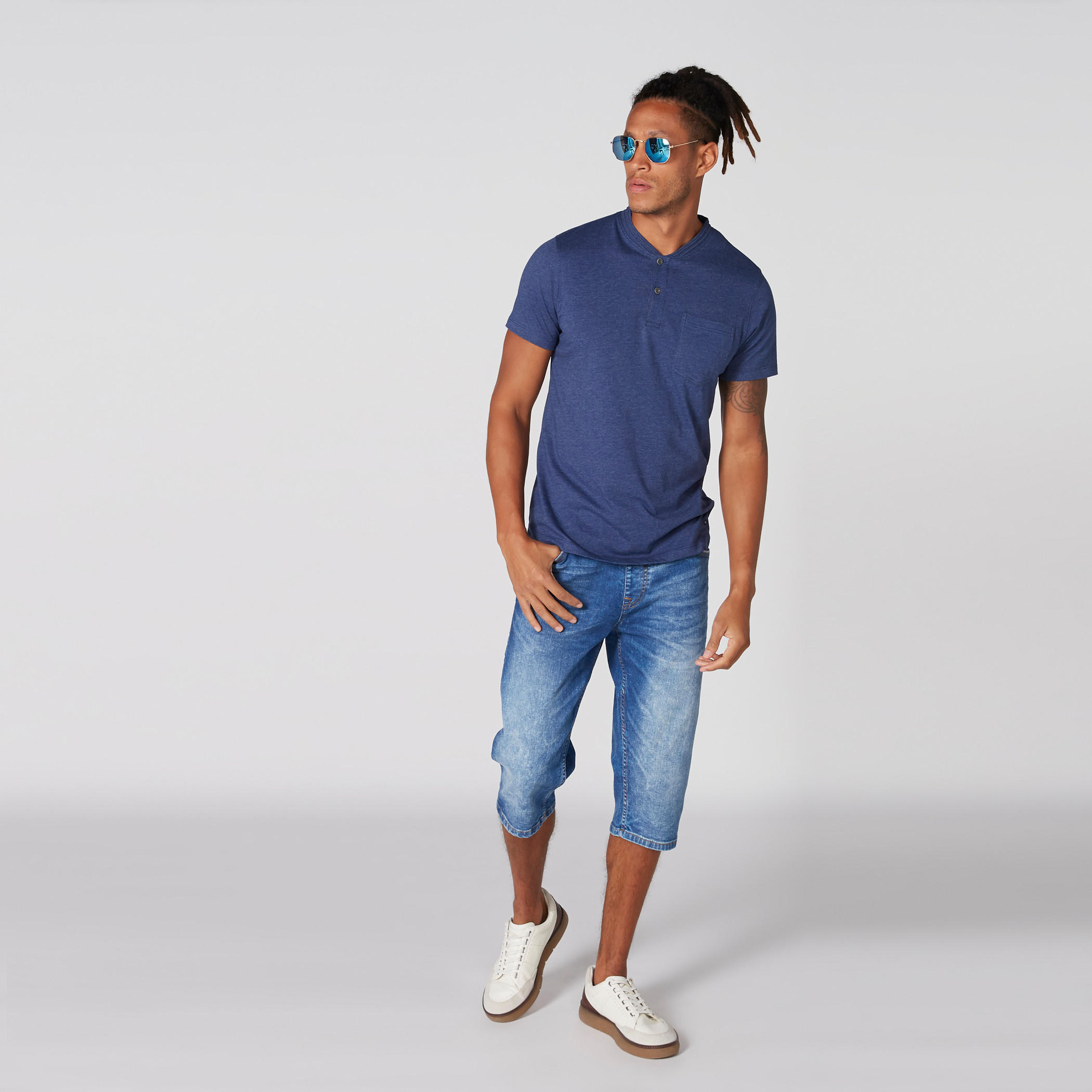 تيشيرت بياقة هينلي وأكمام قصيرة وجيب على الصدر-men-clothing-tshirtsandpolos-tshirts-image-3