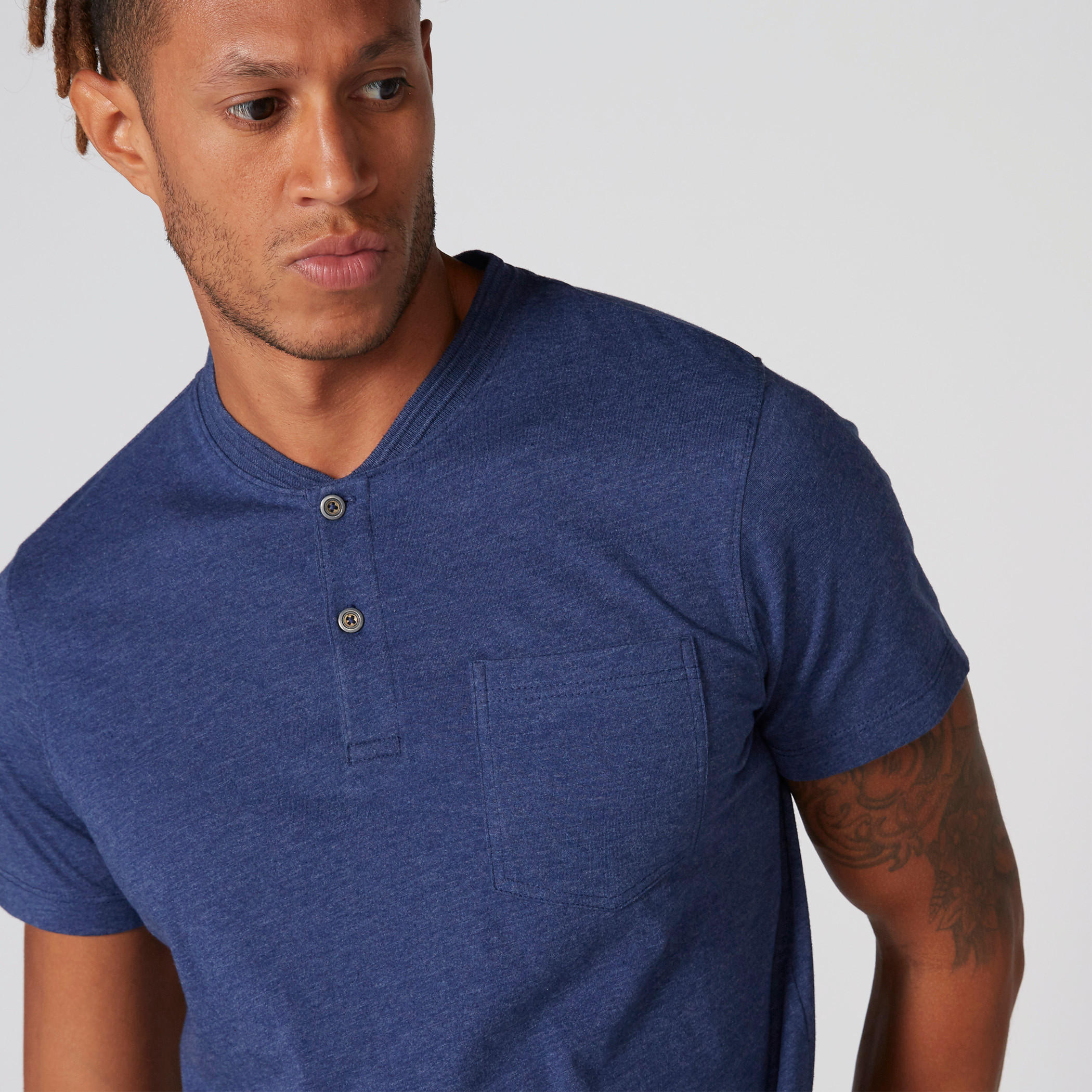 تيشيرت بياقة هينلي وأكمام قصيرة وجيب على الصدر-men-clothing-tshirtsandpolos-tshirts-image-4