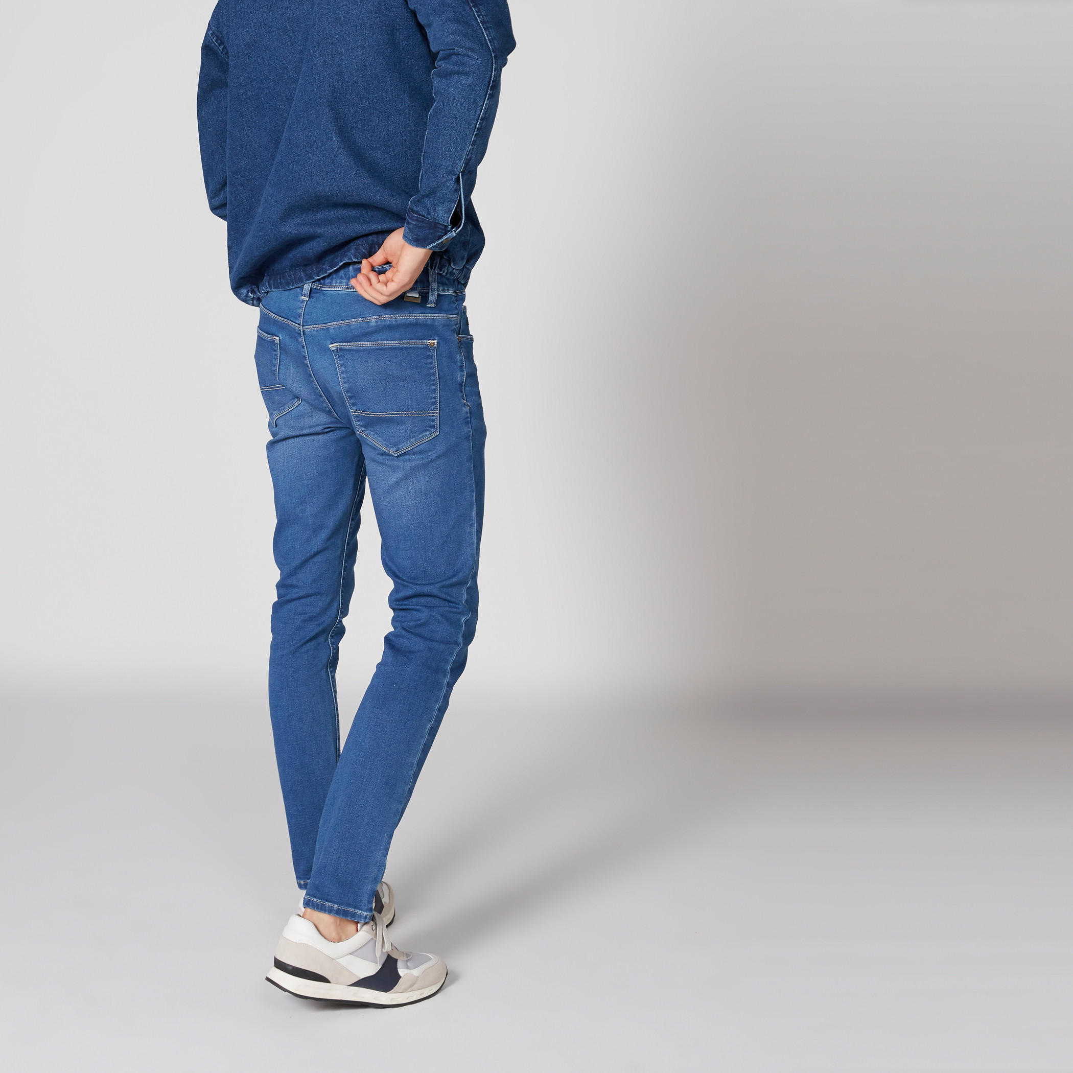 بنطال دينم بخصر مطاطي ورباط وجيوب-men-clothing-bottoms-jeans-image-2