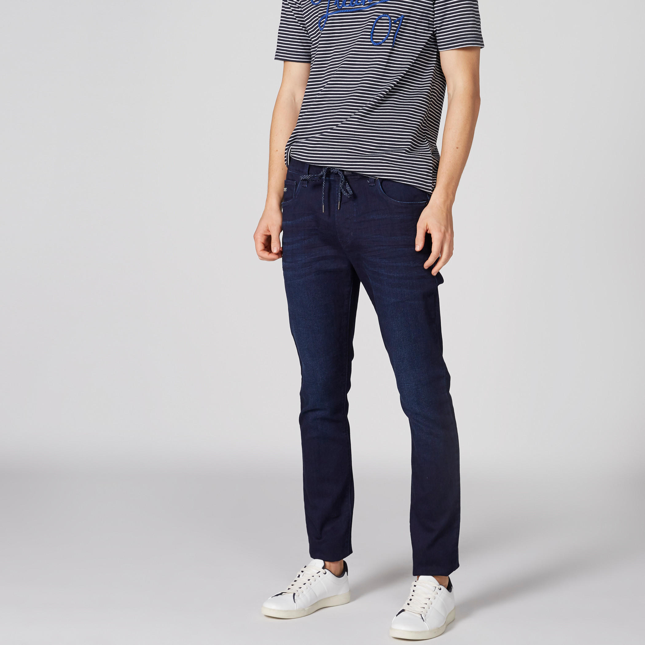 بنطال دينم بخصر مطاطي ورباط وجيوب-men-clothing-bottoms-jeans-image-2