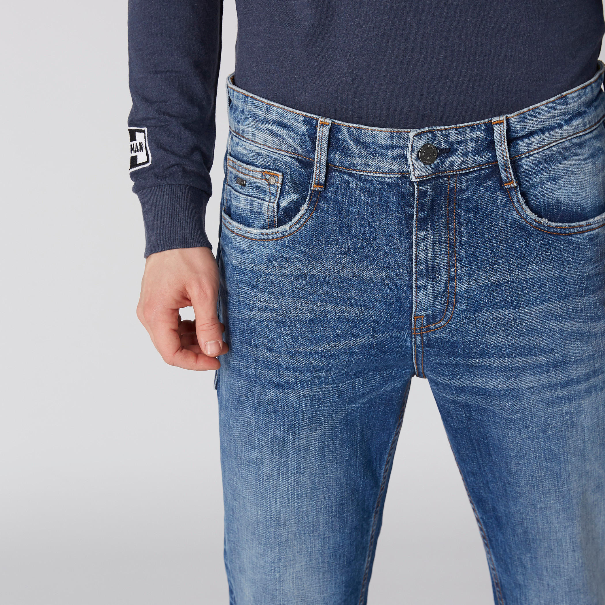 بنطال جينز طويل بزر إغلاق وجيوب-men-clothing-bottoms-jeans-image-1