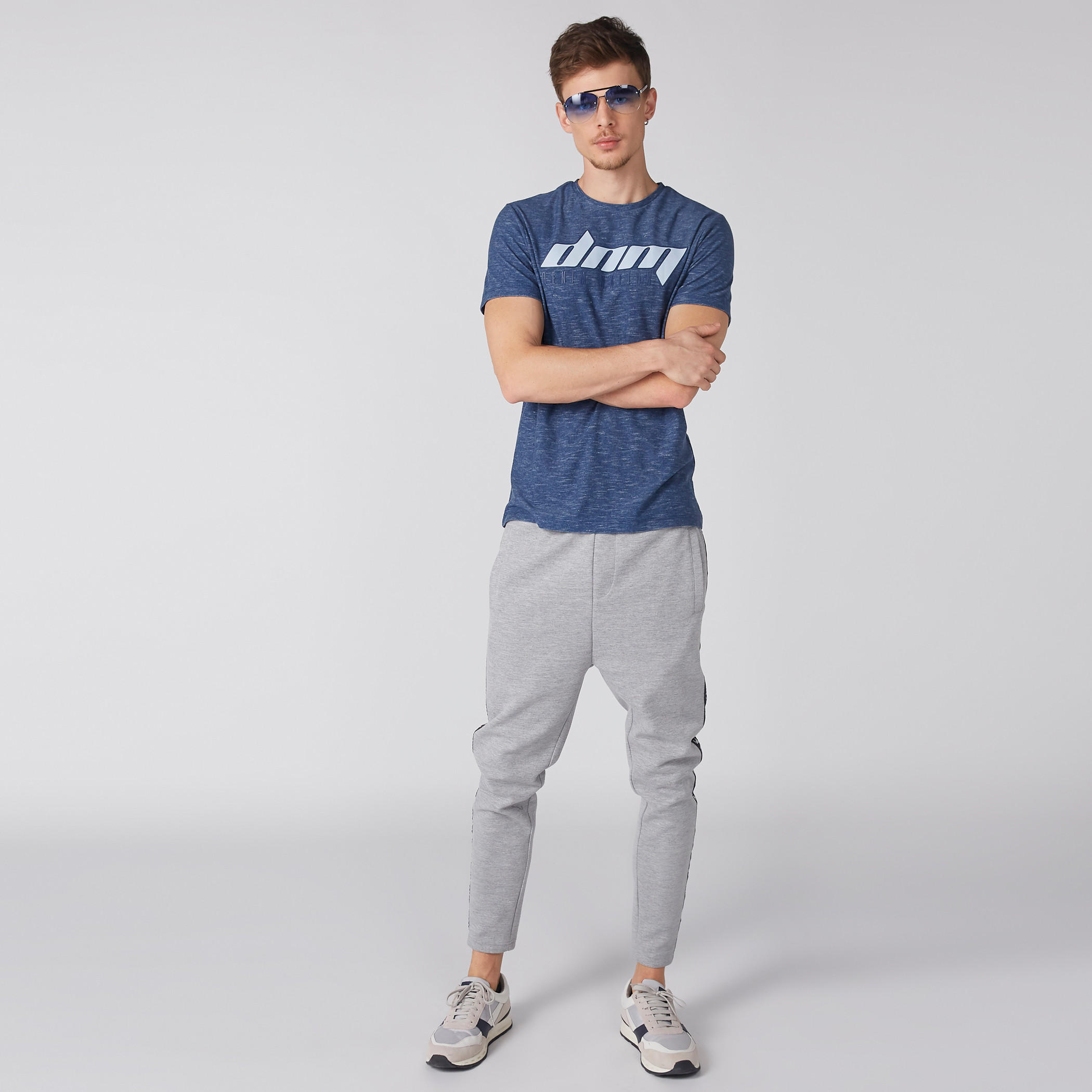 تيشيرت بياقة ضيّقة وأكمام قصيرة وطبعات-men-clothing-tshirtsandpolos-tshirts-image-1