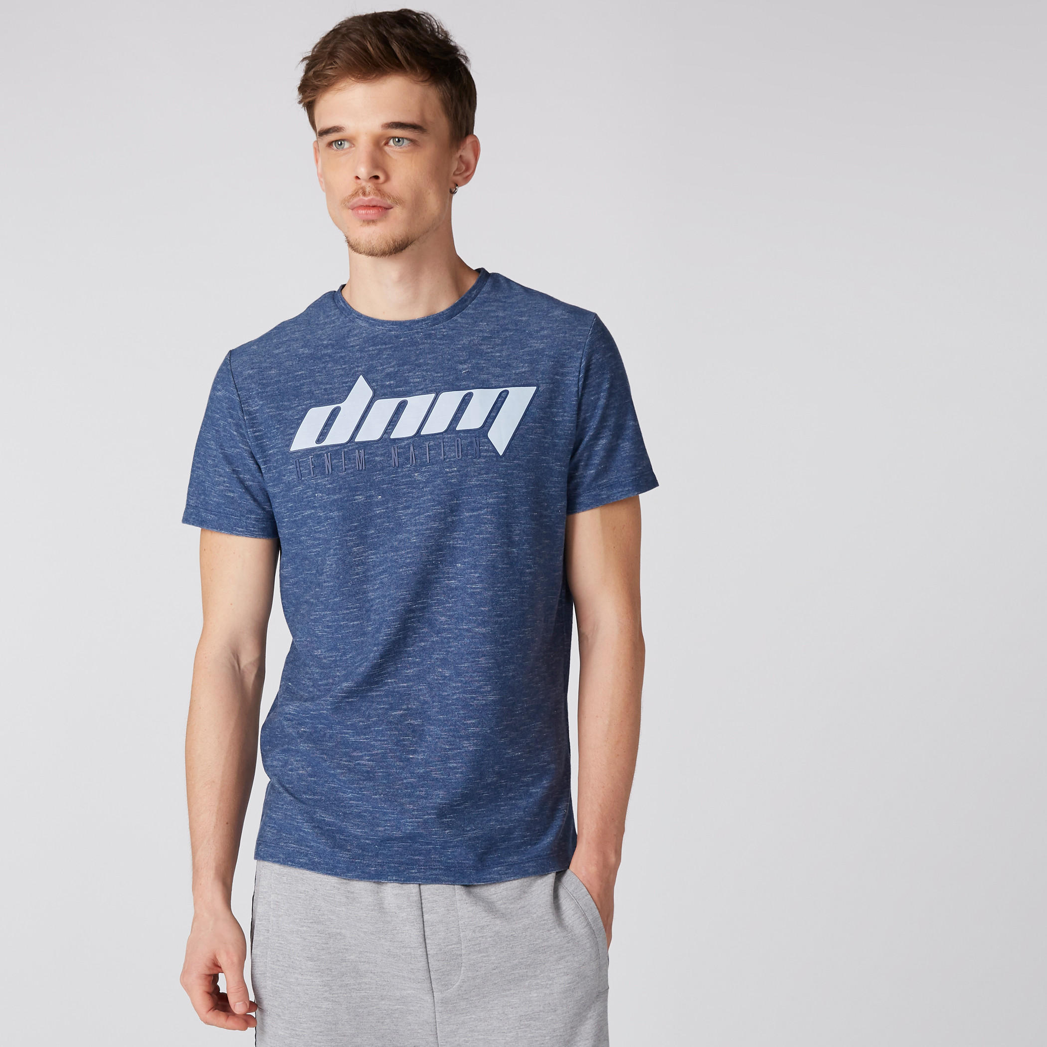 تيشيرت بياقة ضيّقة وأكمام قصيرة وطبعات-men-clothing-tshirtsandpolos-tshirts-image-2