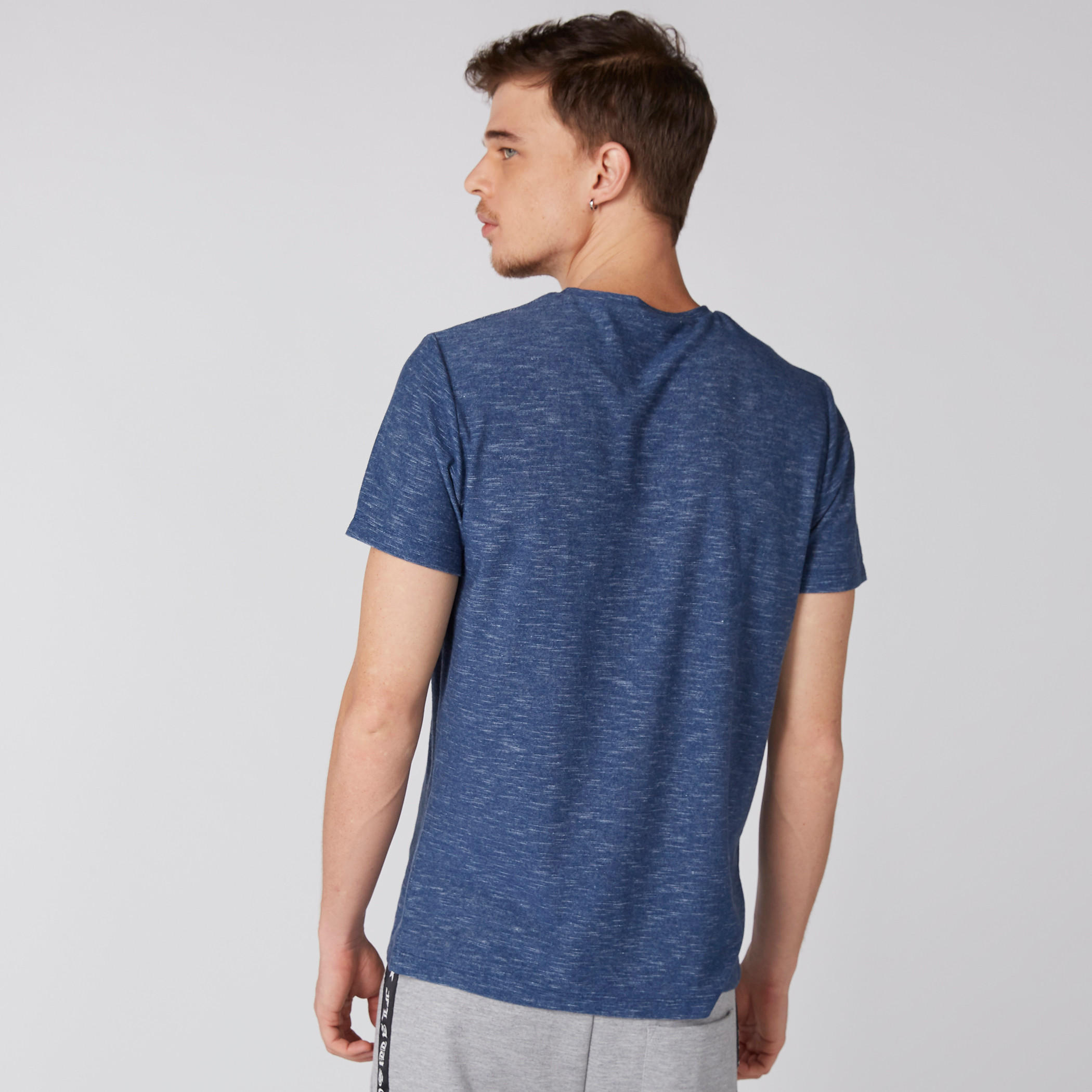 تيشيرت بياقة ضيّقة وأكمام قصيرة وطبعات-men-clothing-tshirtsandpolos-tshirts-image-3