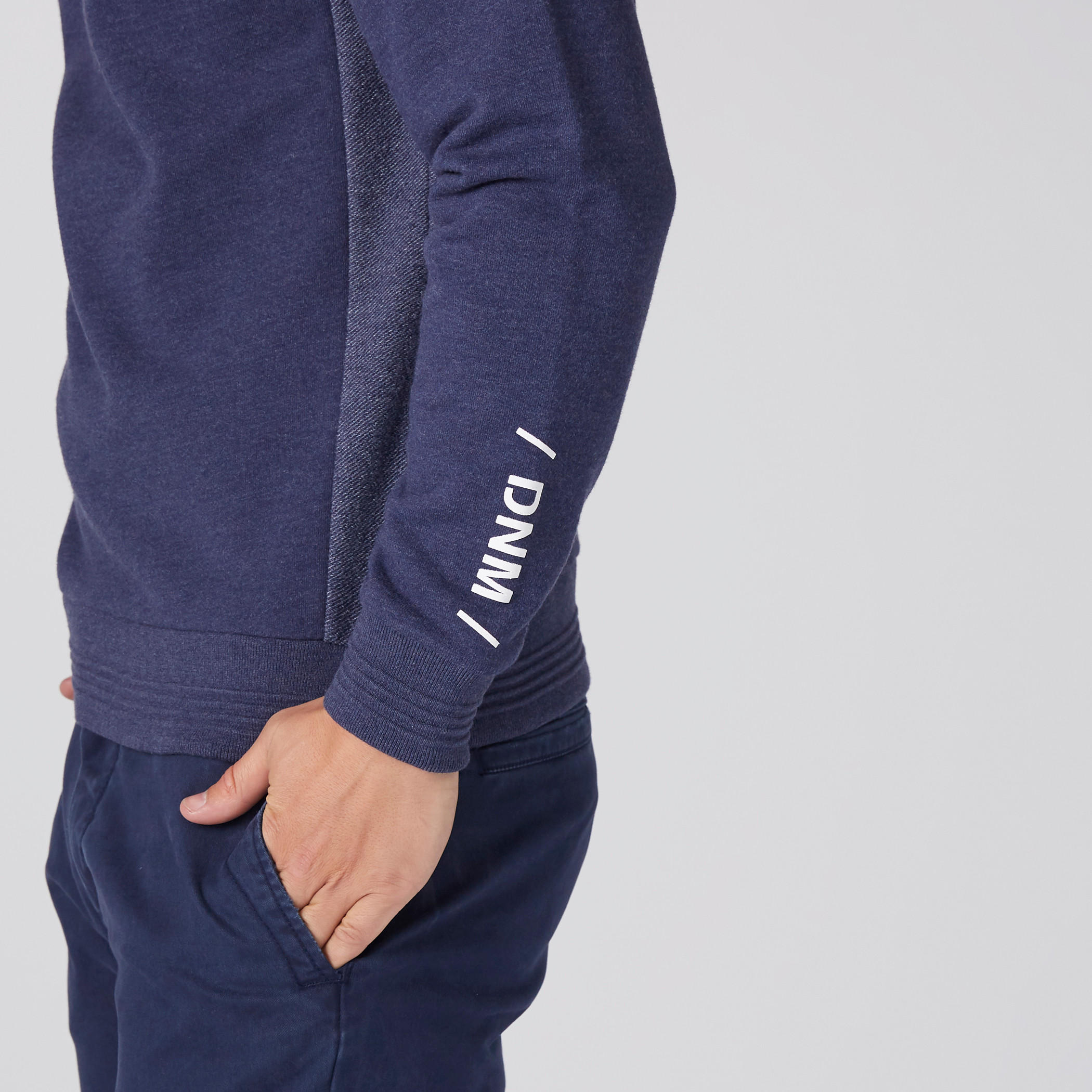 سويت شيرت مطبوع بياقة مستديرة وأكمام طويلة-men-winterwear-hoodiesandsweatshirts-image-1