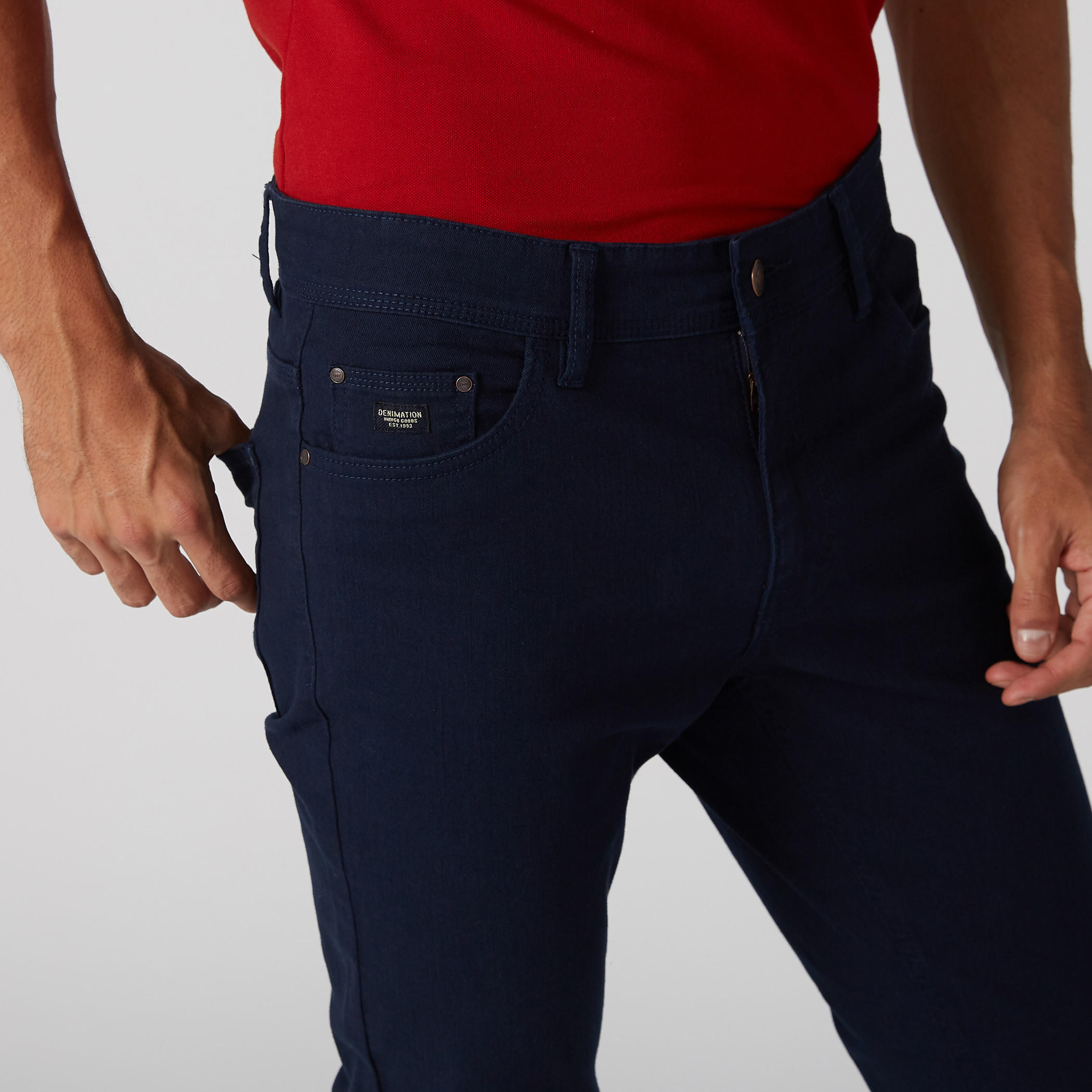 بنطال جينز بقصّة عادية وجيوب-men-clothing-bottoms-jeans-image-2
