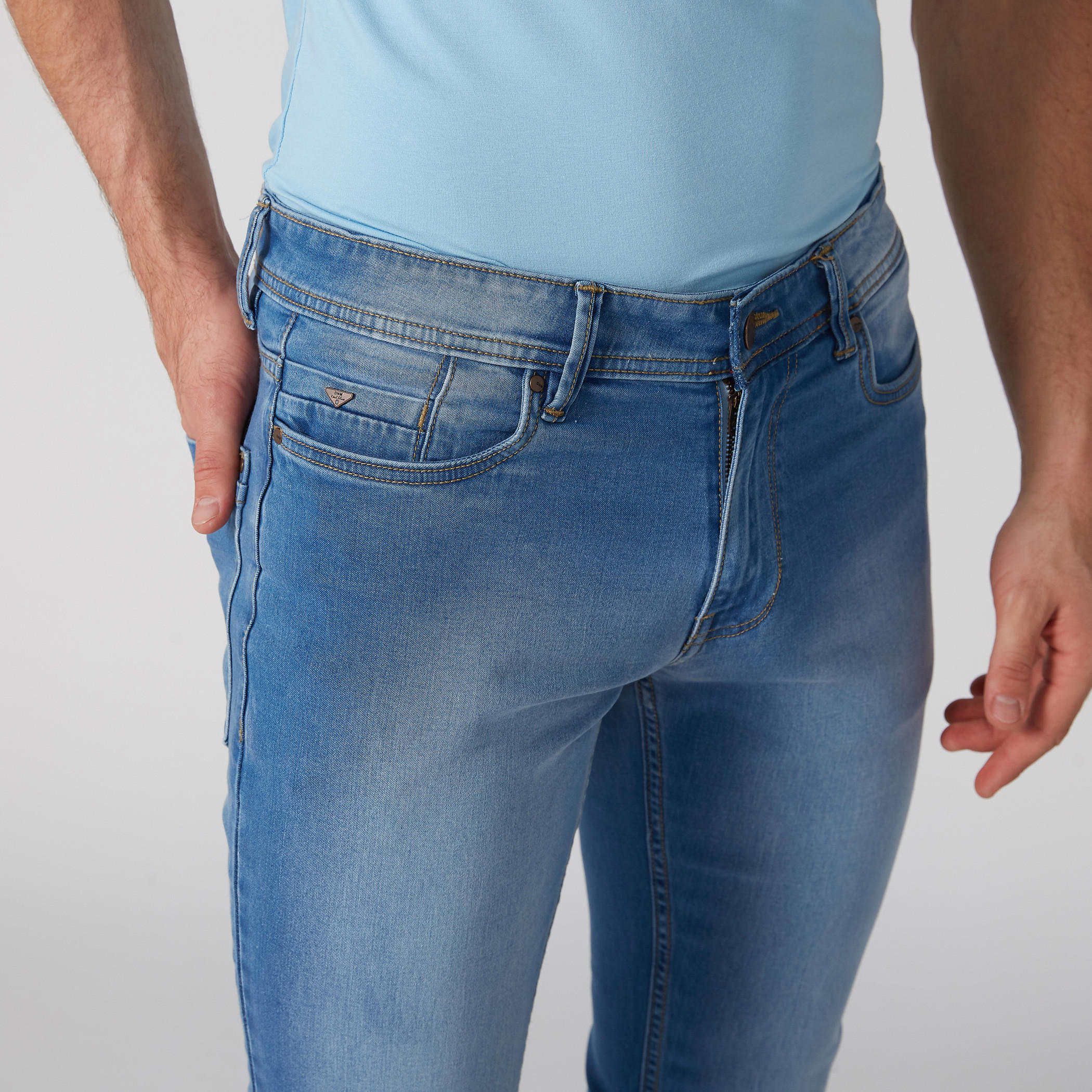 Low-Rise Jeans in Skinny Fit with Pocket Detail-men-clothing-bottoms-jeans-image-4