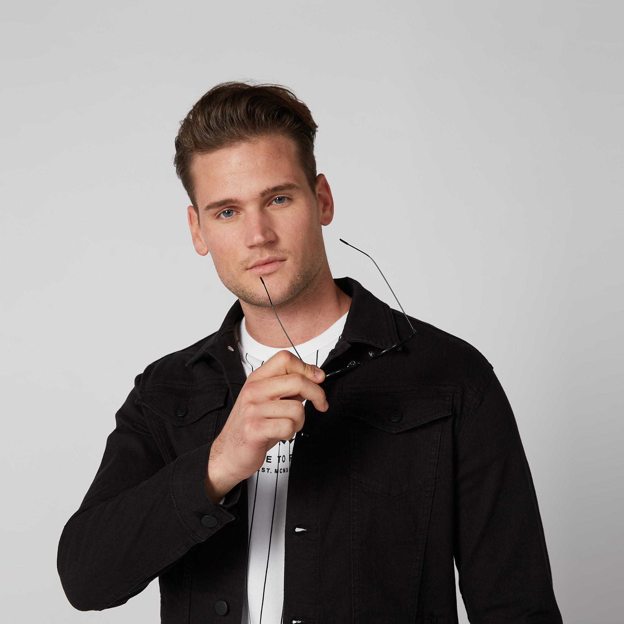جاكيت دينم بقصّة عادية وأكمام طويلة وجيوب-men-clothing-jacketsandblazers-jackets-image-1