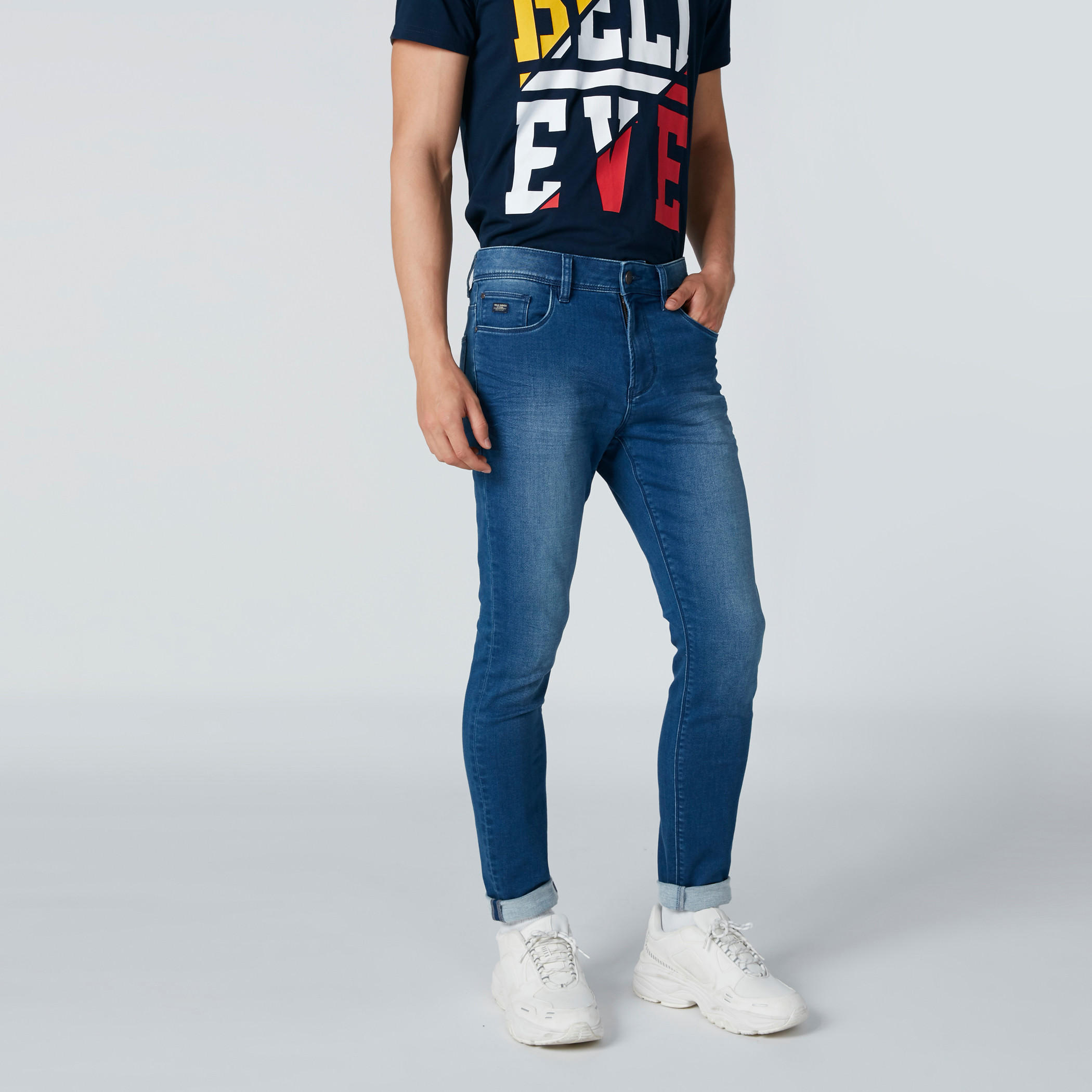 جينز سكيني بخصر منخفض وجيوب-men-clothing-bottoms-jeans-image-1