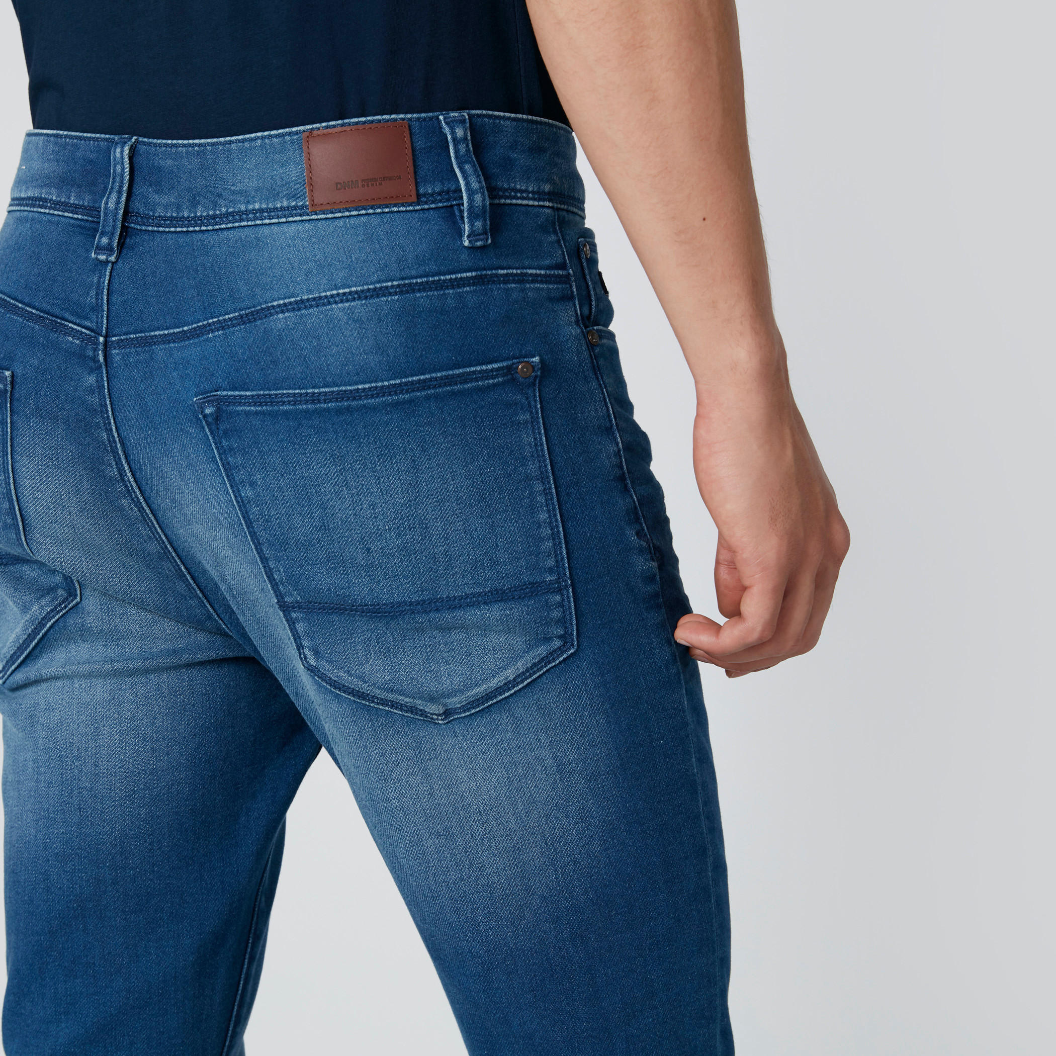 جينز سكيني بخصر منخفض وجيوب-men-clothing-bottoms-jeans-image-5