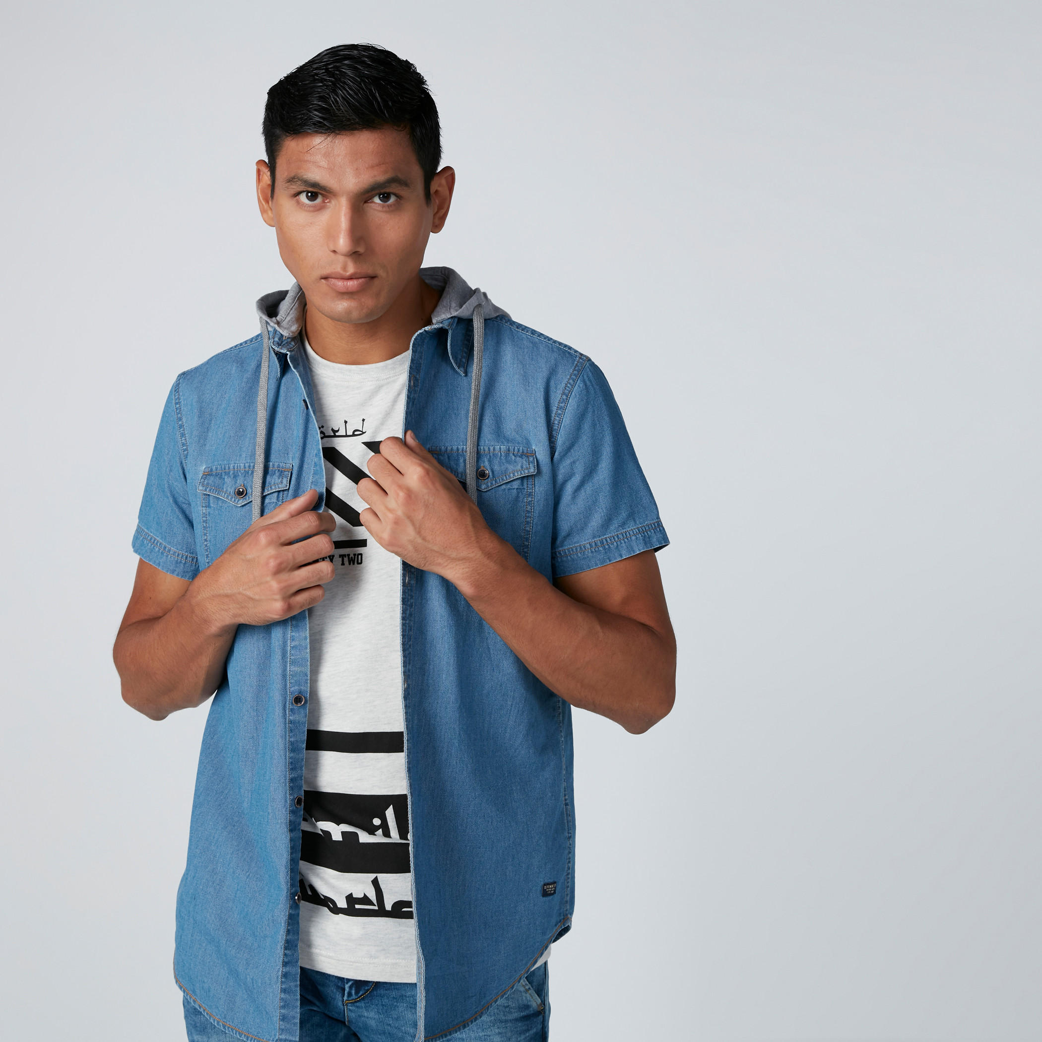 قميص دينم بقبعة وجيوب-men-clothing-shirts-image-1