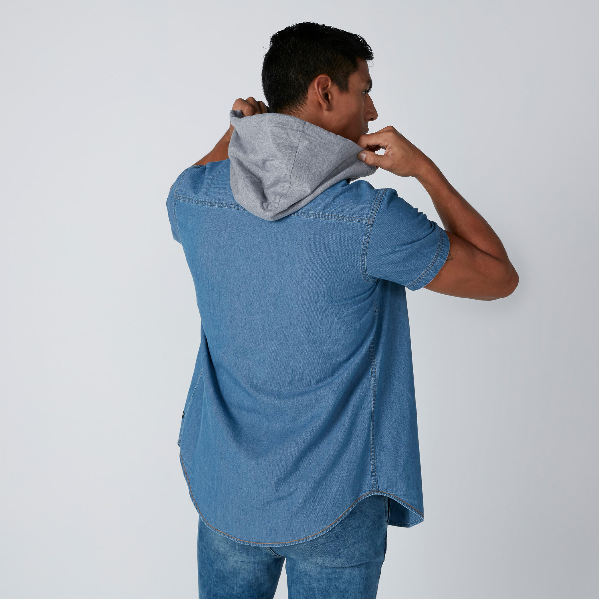 قميص دينم بقبعة وجيوب-men-clothing-shirts-image-2
