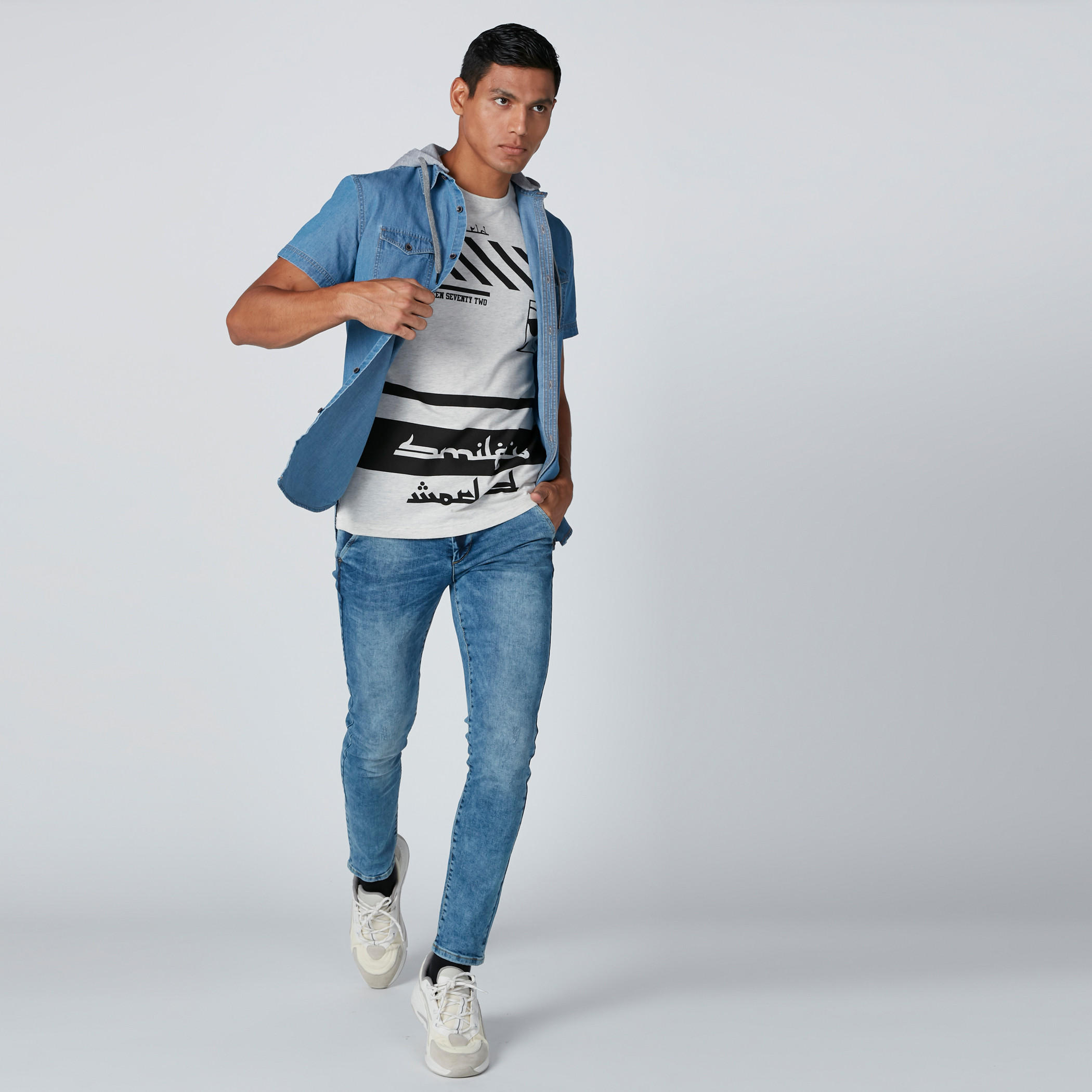قميص دينم بقبعة وجيوب-men-clothing-shirts-image-3