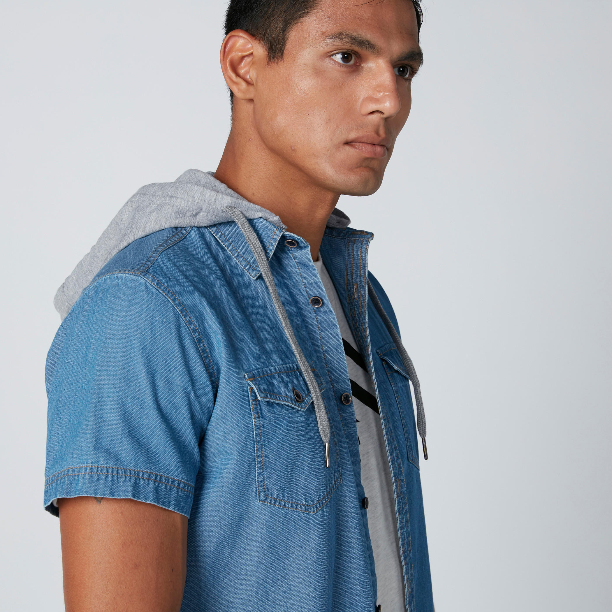 قميص دينم بقبعة وجيوب-men-clothing-shirts-image-4