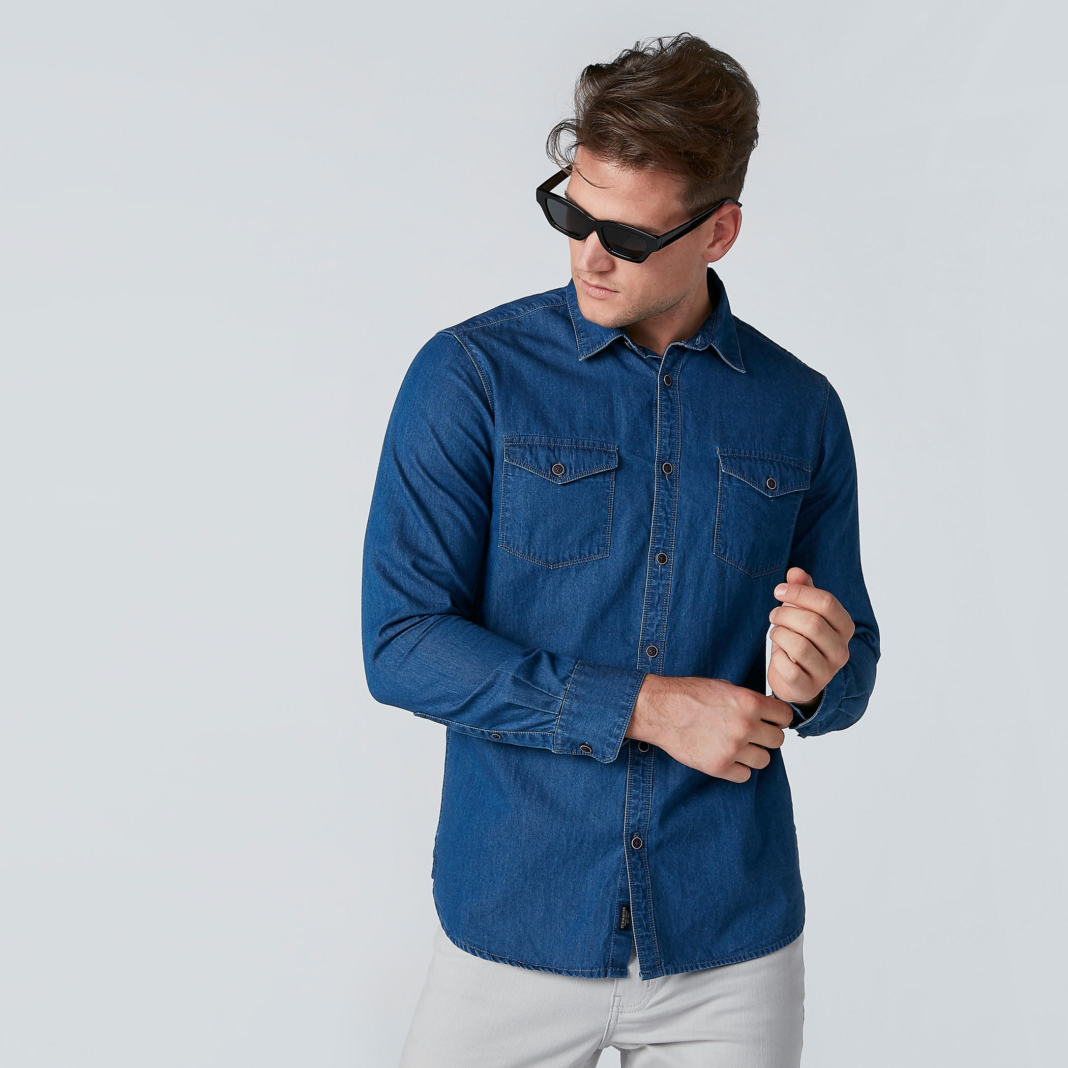 قميص دينم بأزرار وأكمام طويلة بقصّة سليم فيت-men-clothing-shirts-image-1