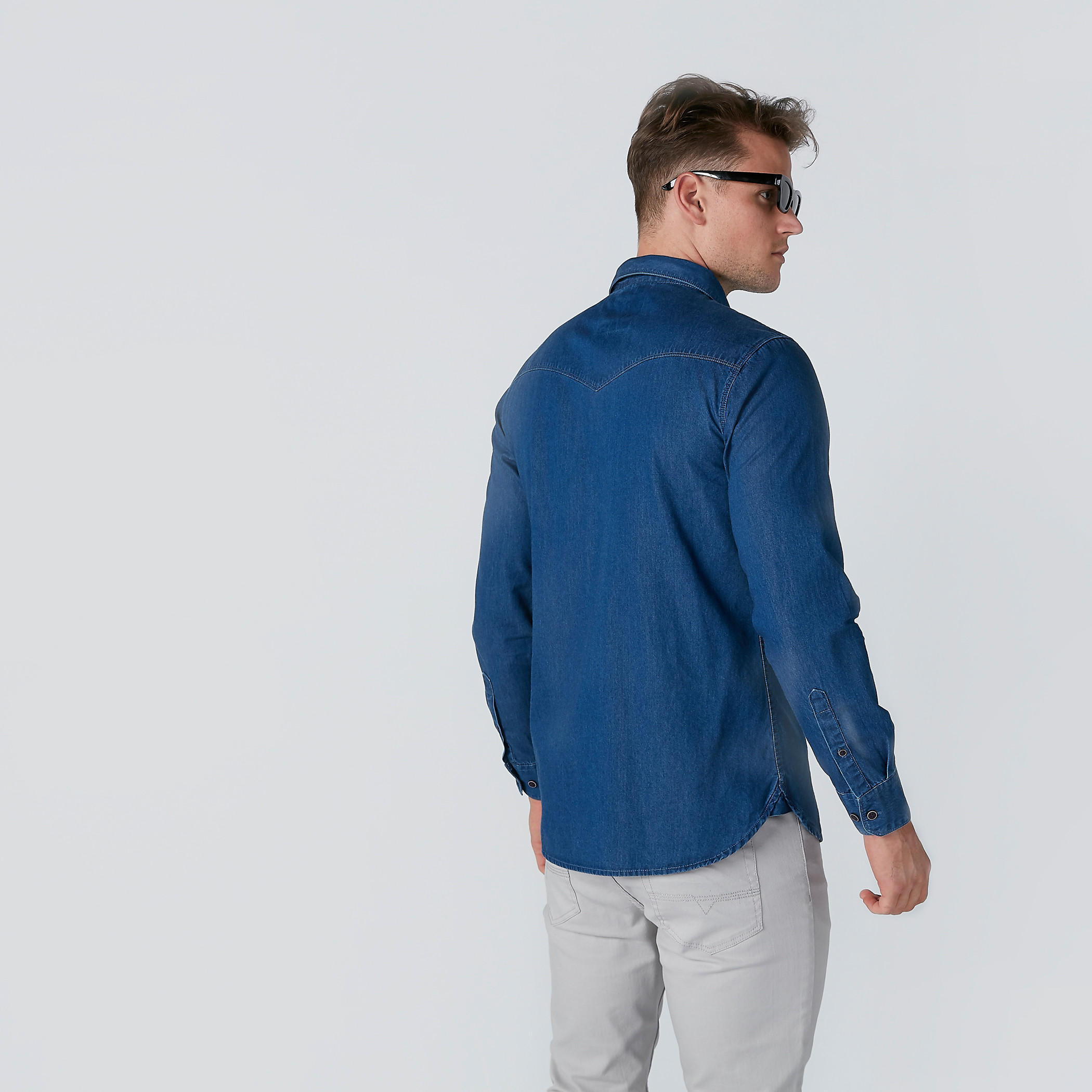 قميص دينم بأزرار وأكمام طويلة بقصّة سليم فيت-men-clothing-shirts-image-2