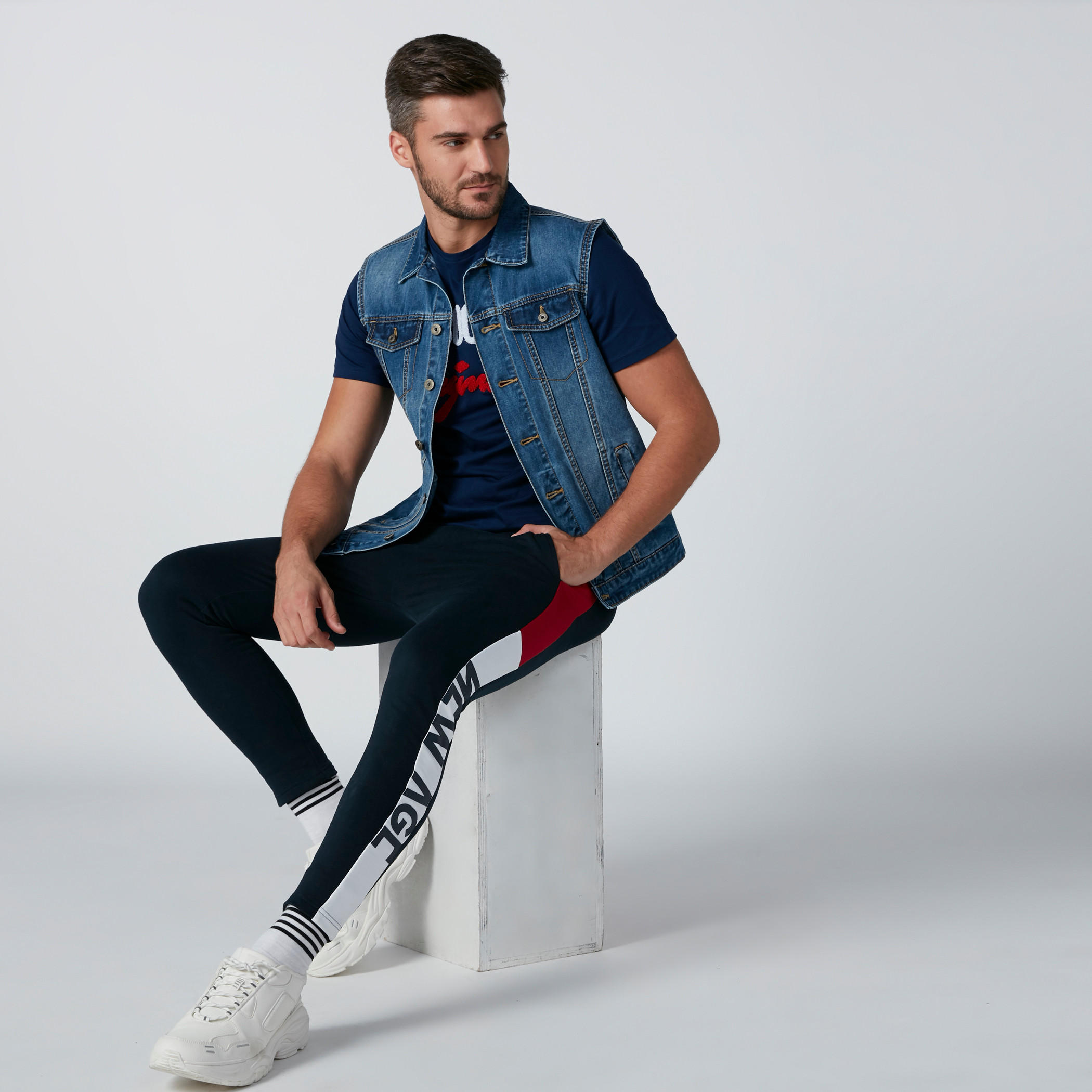 جاكيت دينم دون أكمام بزر إغلاق وجيوب-men-clothing-jacketsandblazers-jackets-image-1