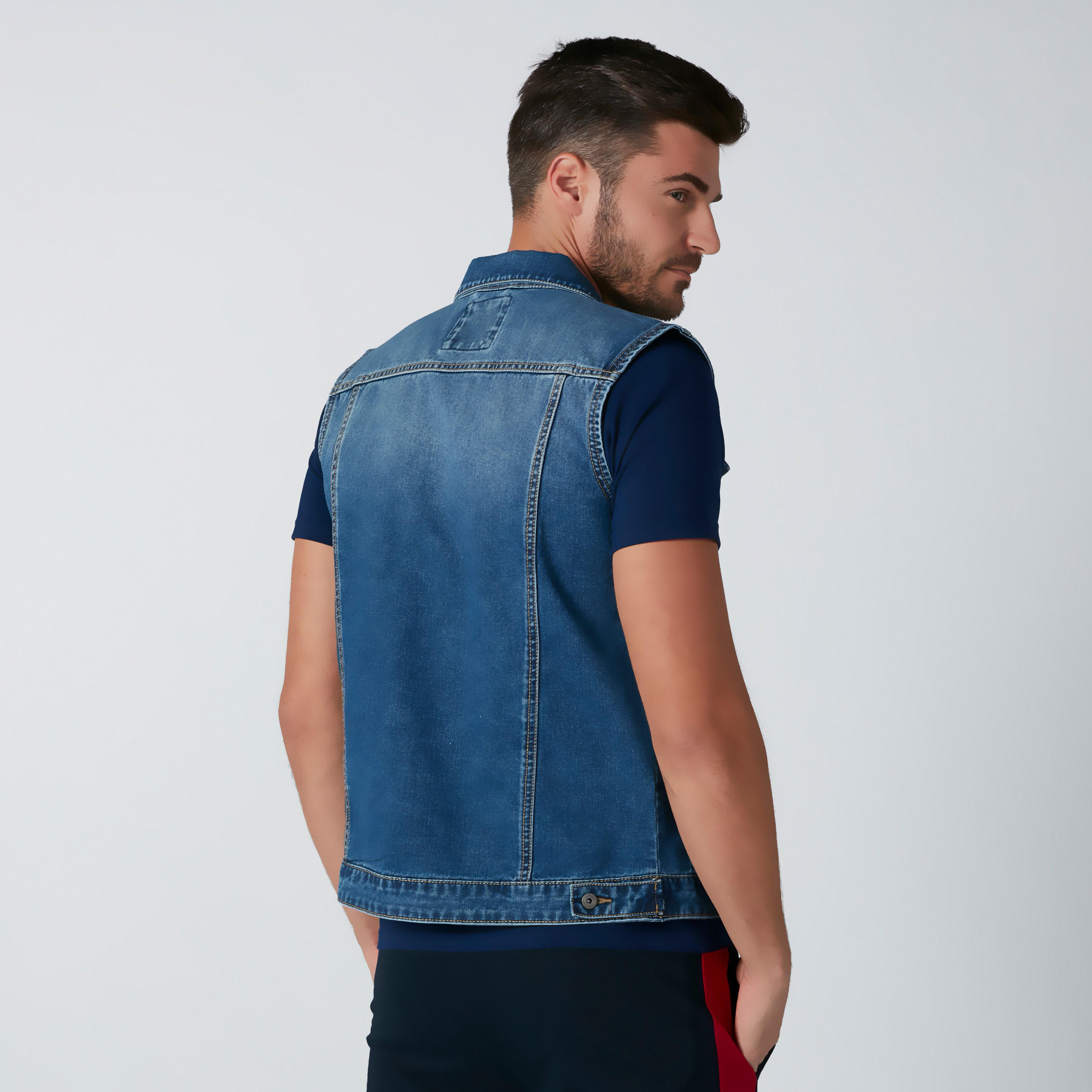 جاكيت دينم دون أكمام بزر إغلاق وجيوب-men-clothing-jacketsandblazers-jackets-image-2