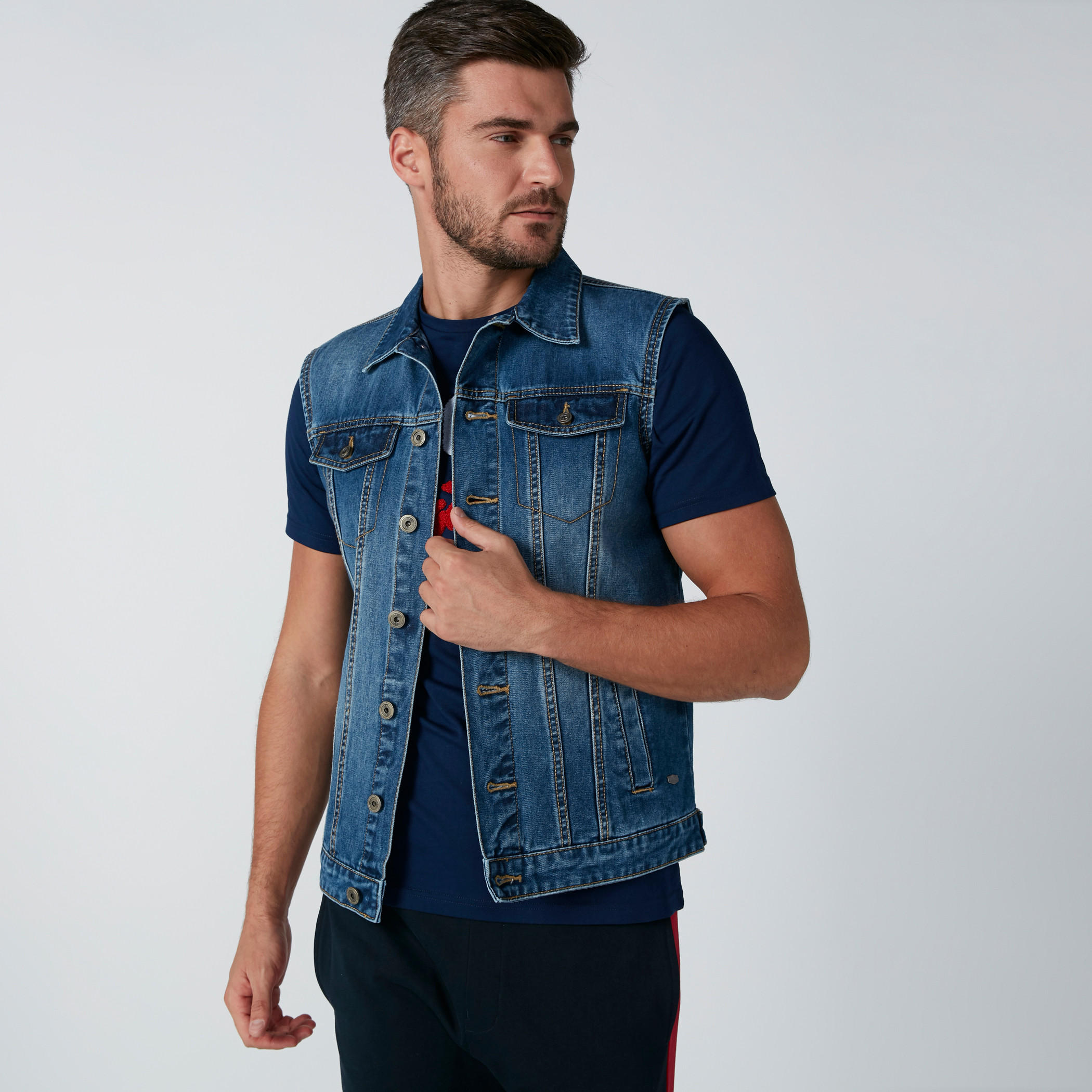 جاكيت دينم دون أكمام بزر إغلاق وجيوب-men-clothing-jacketsandblazers-jackets-image-3