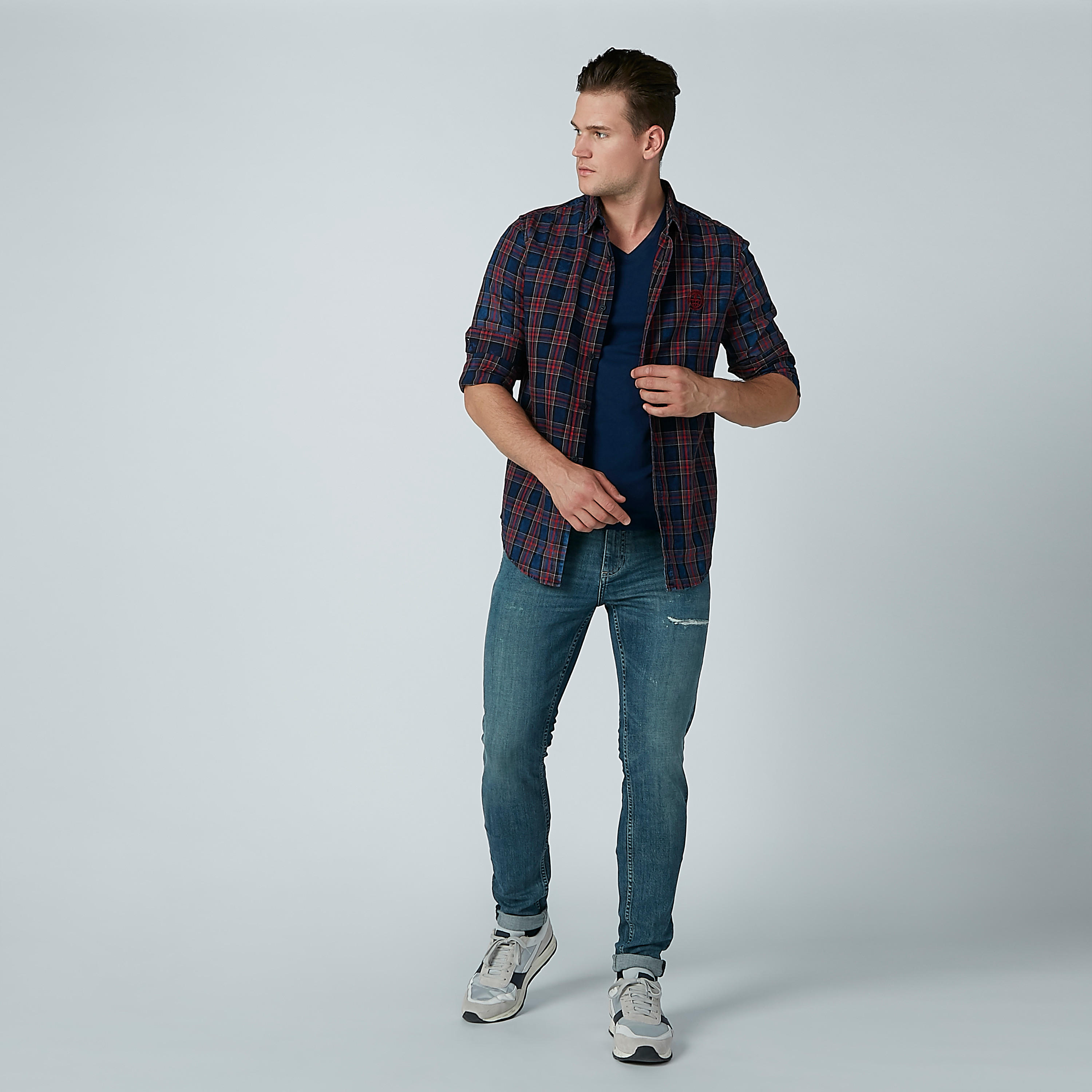 بنطال جينز طويل ممزق بجيوب-men-clothing-bottoms-jeans-image-1