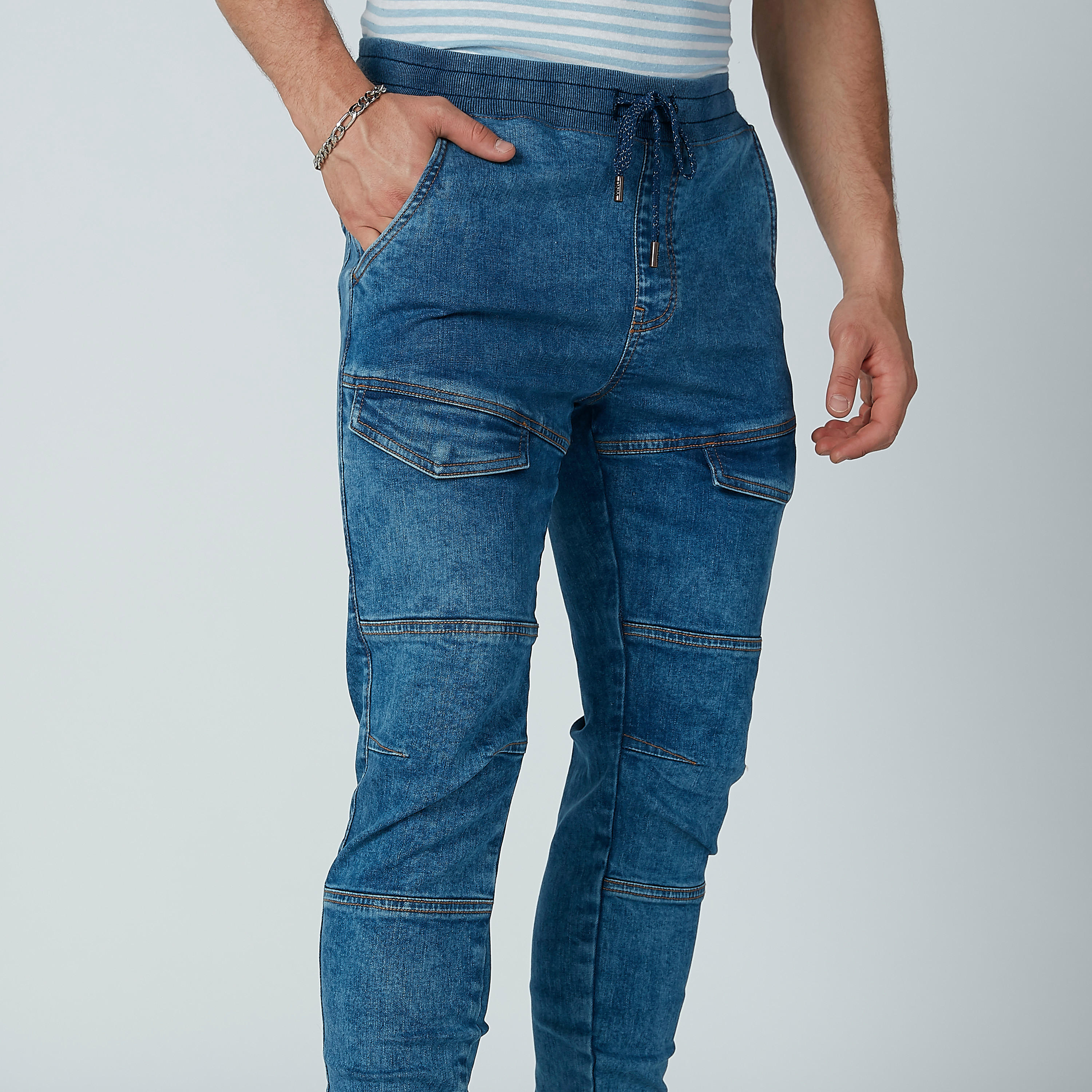 بنطال رياضي بأساور ضيّقة ورباط وجيوب-men-clothing-bottoms-joggers-image-2
