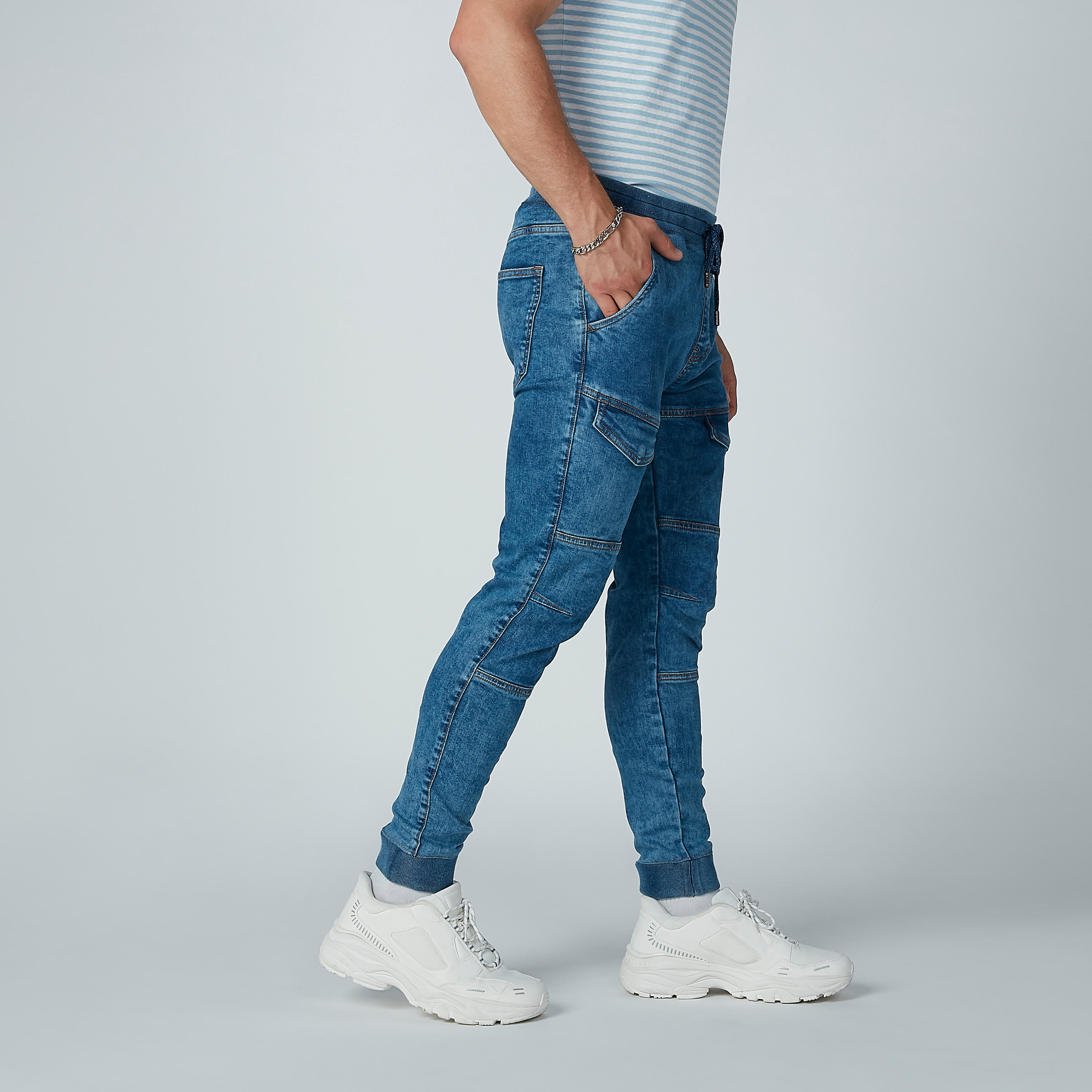 بنطال رياضي بأساور ضيّقة ورباط وجيوب-men-clothing-bottoms-joggers-image-5