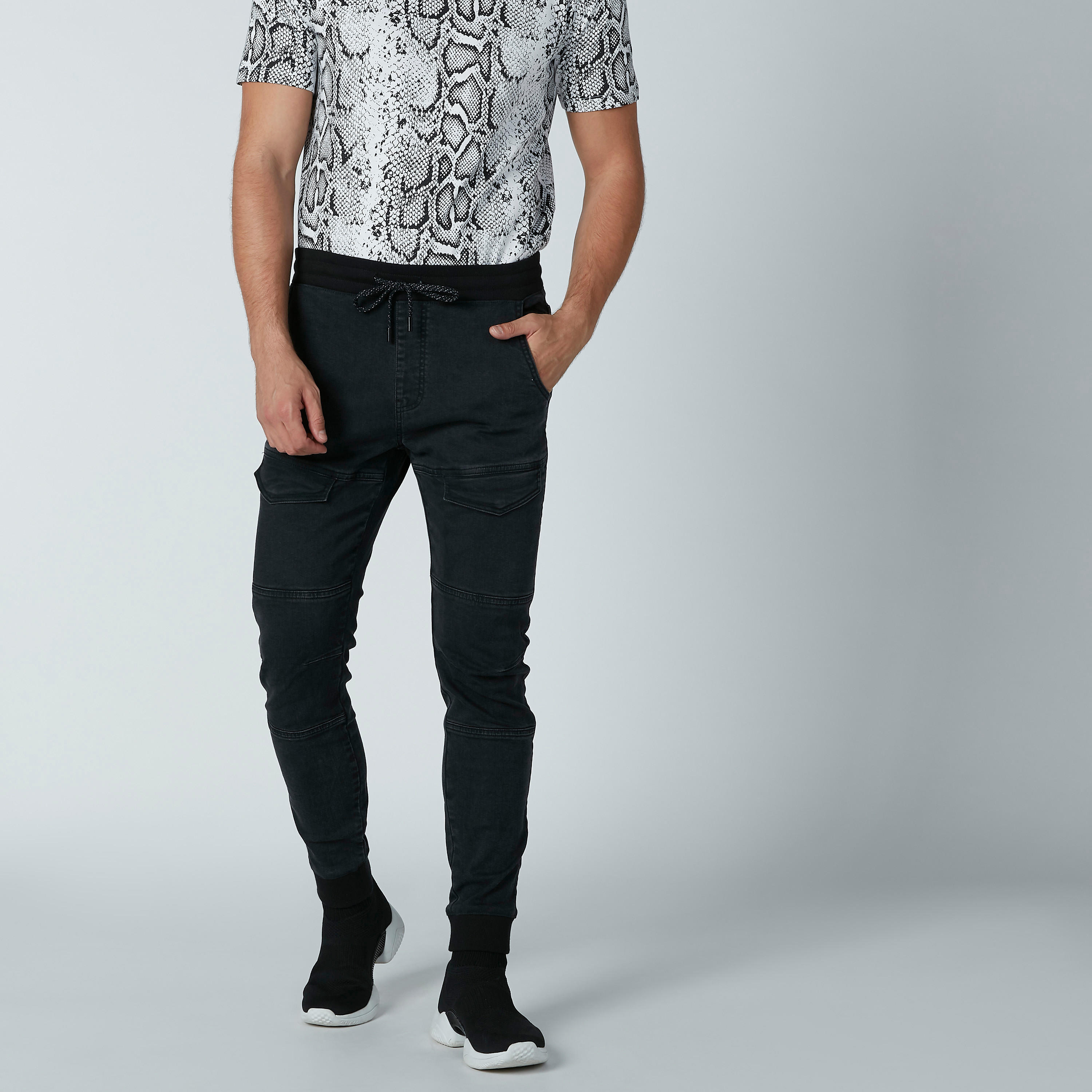 بنطال جينز طويل برباط إغلاق وجيوب-men-clothing-bottoms-jeans-image-1