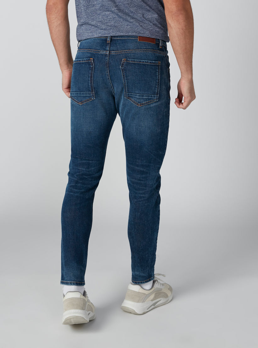 بنطال جينز طويل بقصة عاديّة وجيوب-men-clothing-bottoms-jeans-image-3