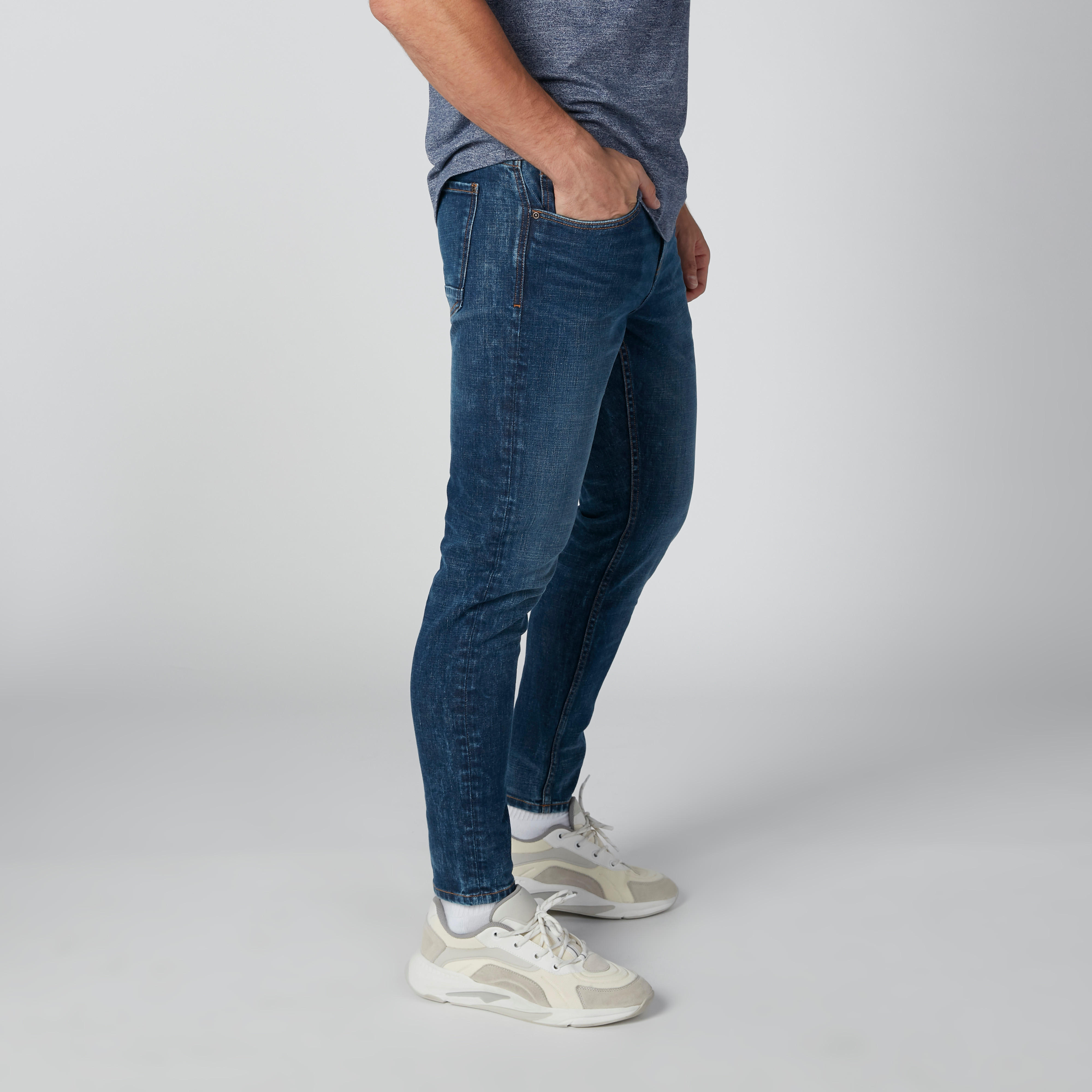 بنطال جينز طويل بقصة عاديّة وجيوب-men-clothing-bottoms-jeans-image-4