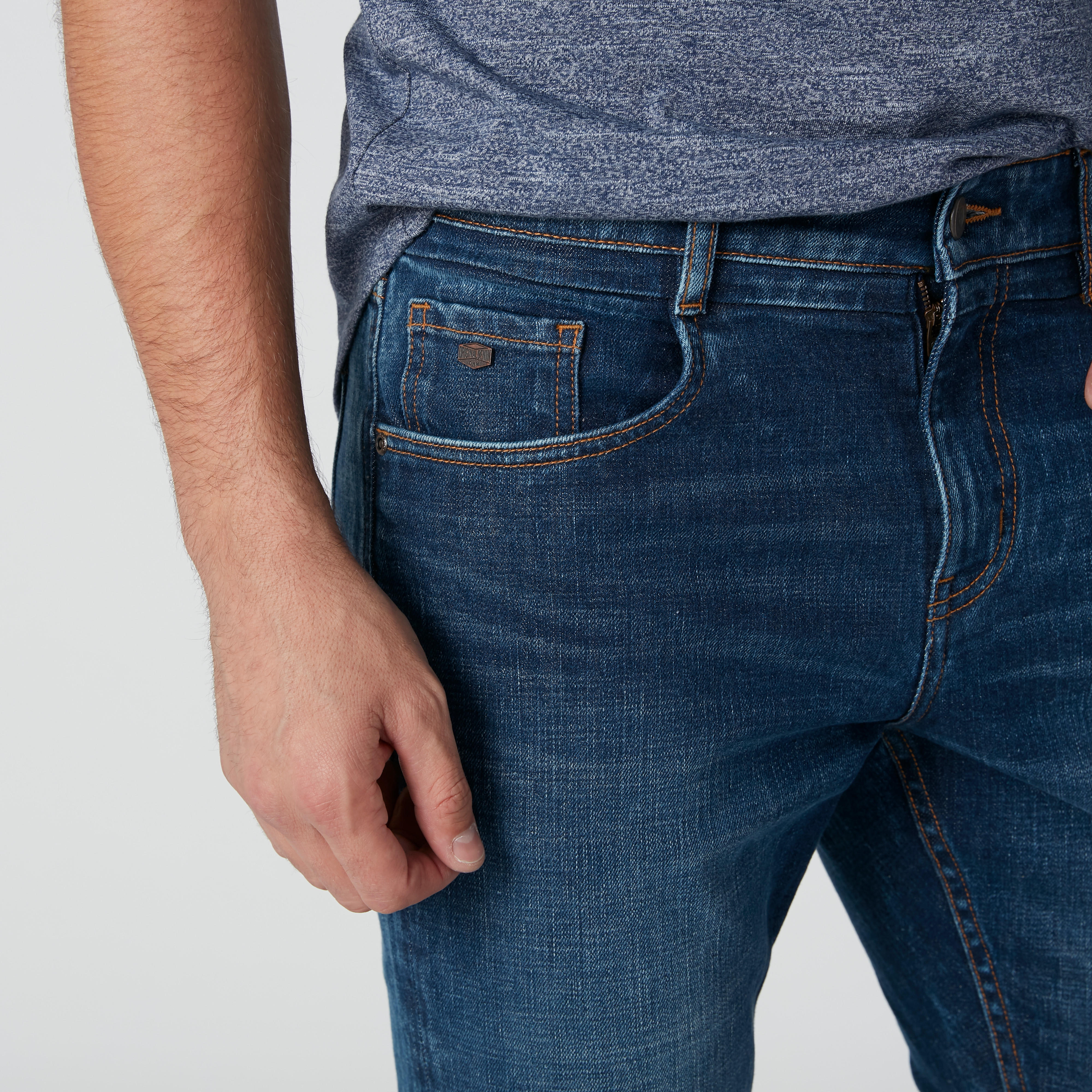 بنطال جينز طويل بقصة عاديّة وجيوب-men-clothing-bottoms-jeans-image-5