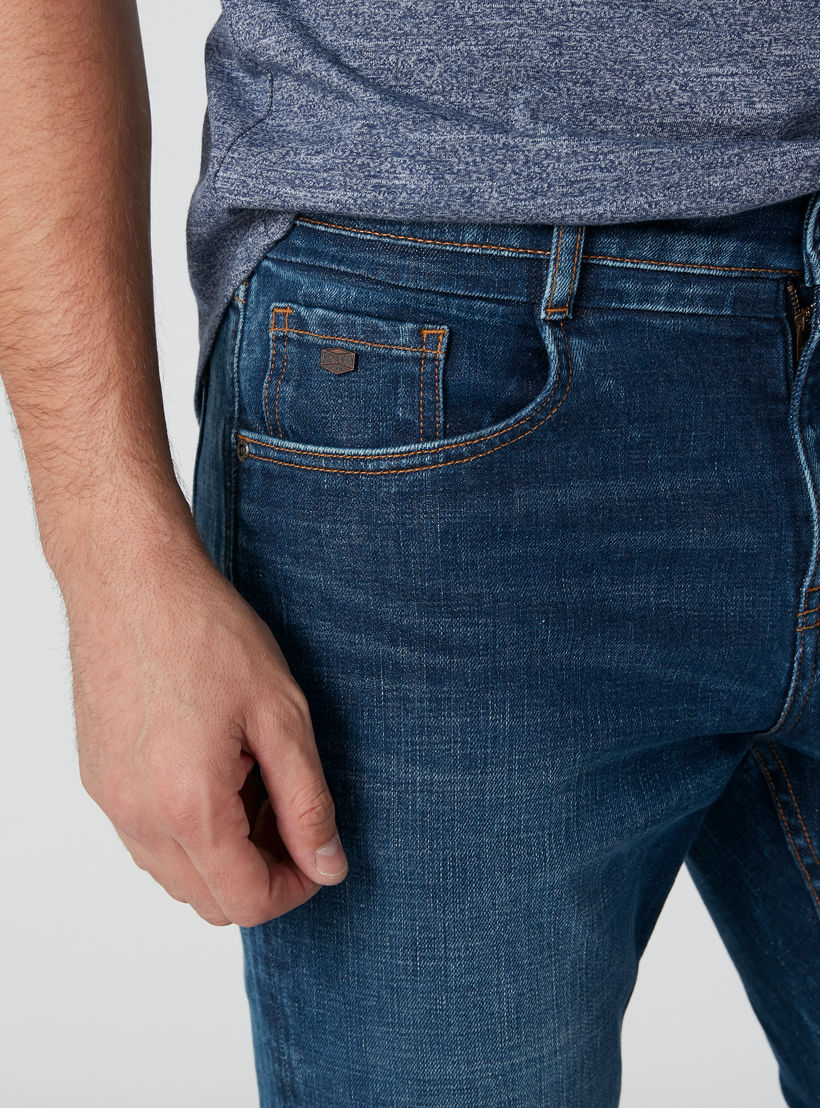 بنطال جينز طويل بقصة عاديّة وجيوب-men-clothing-bottoms-jeans-image-5