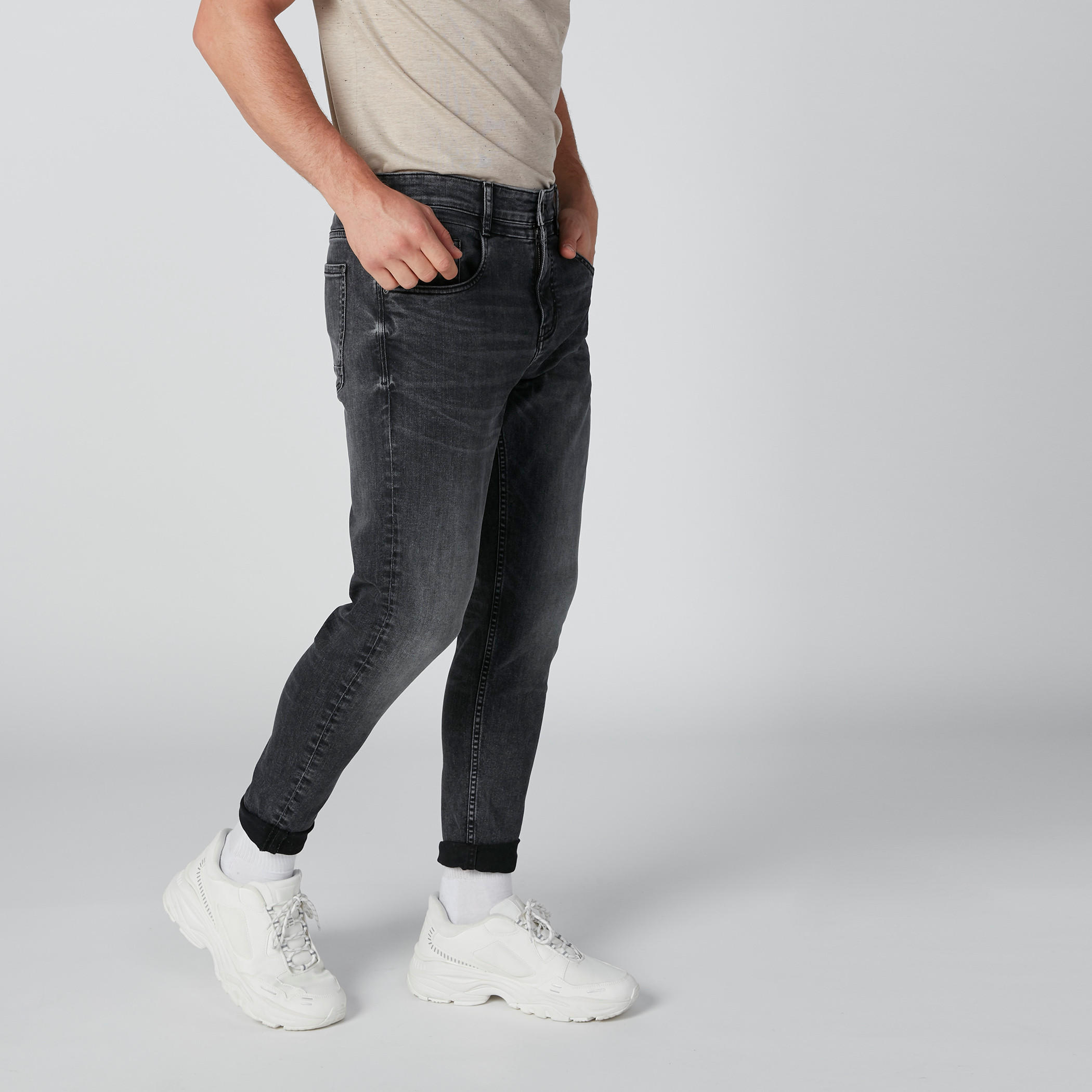 بنطال جينز طويل بقصّة سكيني بجيوب وحلقات للحزام-men-clothing-bottoms-jeans-image-4