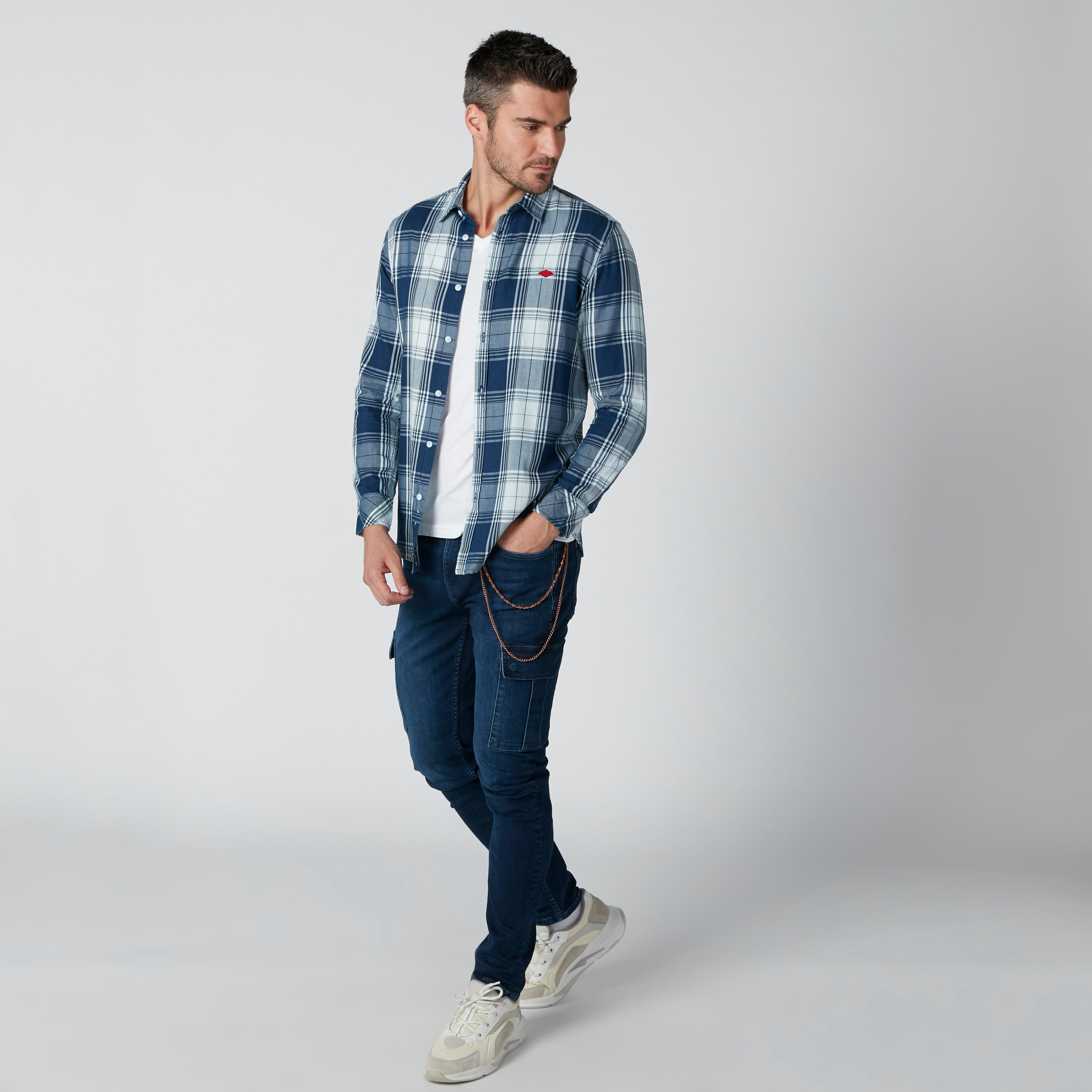 بنطال جينز طويل بقصّة سليم وسلسلة ميتاليك-men-clothing-bottoms-jeans-image-1