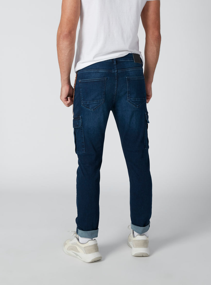 بنطال جينز طويل بقصّة سليم وسلسلة ميتاليك-men-clothing-bottoms-jeans-image-3
