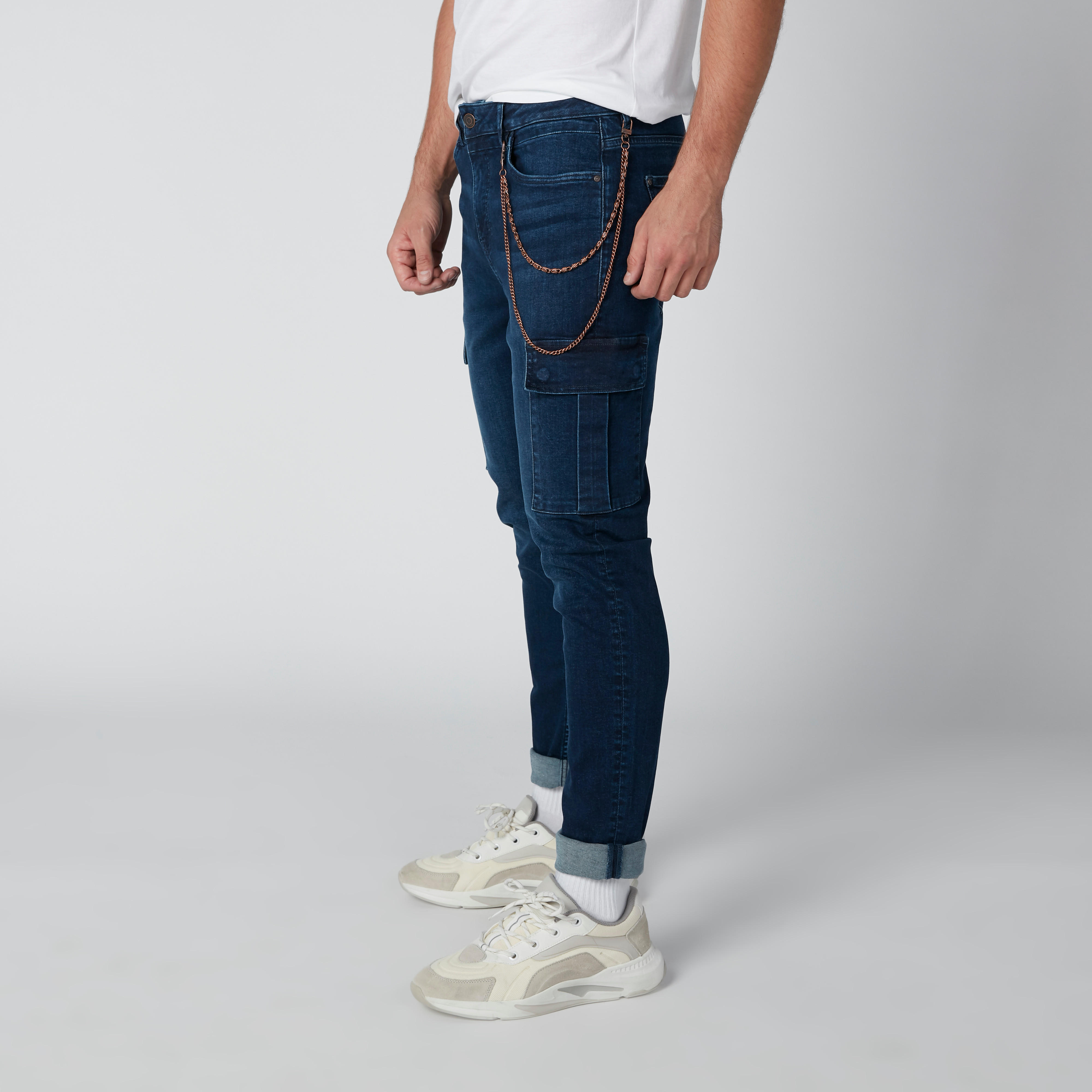 بنطال جينز طويل بقصّة سليم وسلسلة ميتاليك-men-clothing-bottoms-jeans-image-4