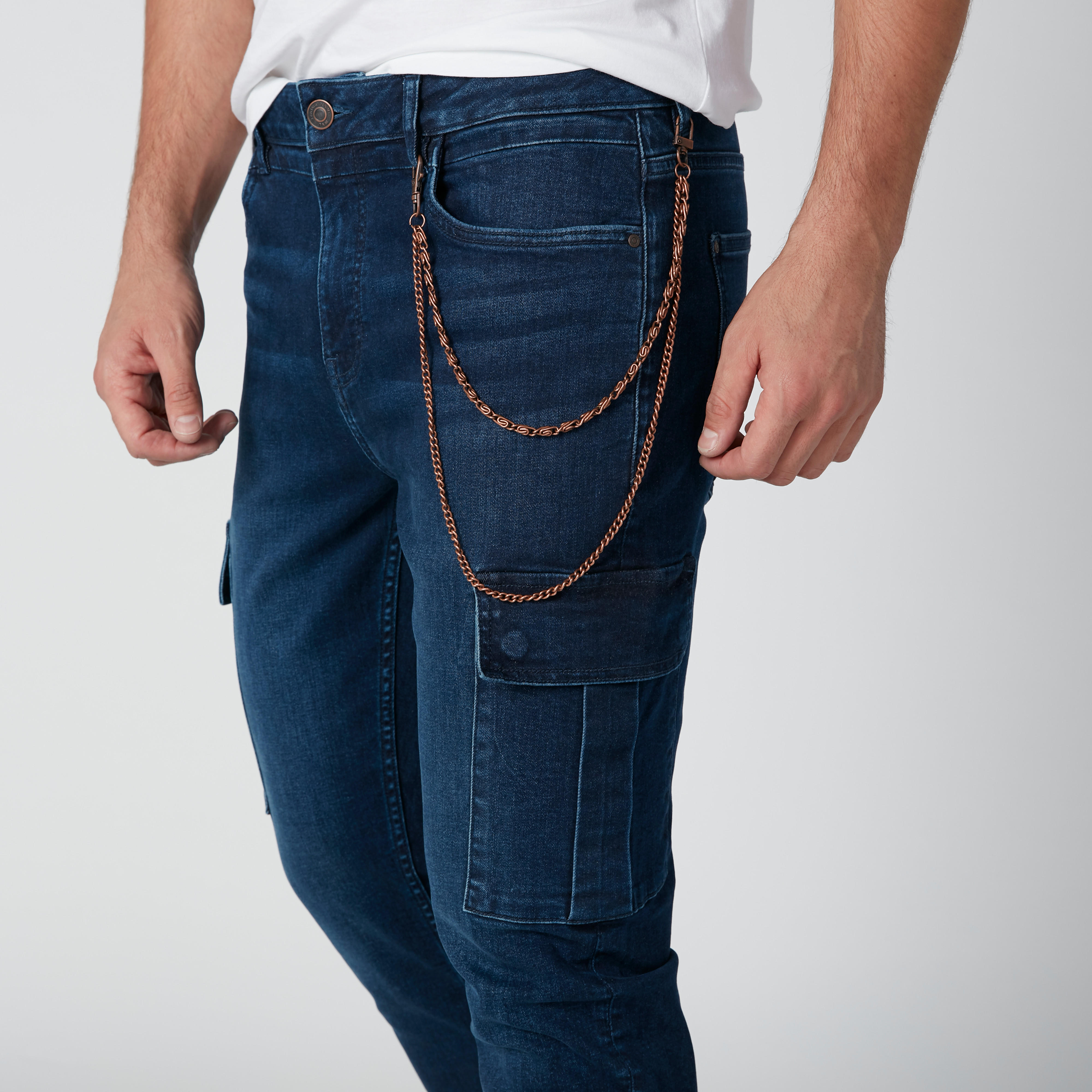 بنطال جينز طويل بقصّة سليم وسلسلة ميتاليك-men-clothing-bottoms-jeans-image-5