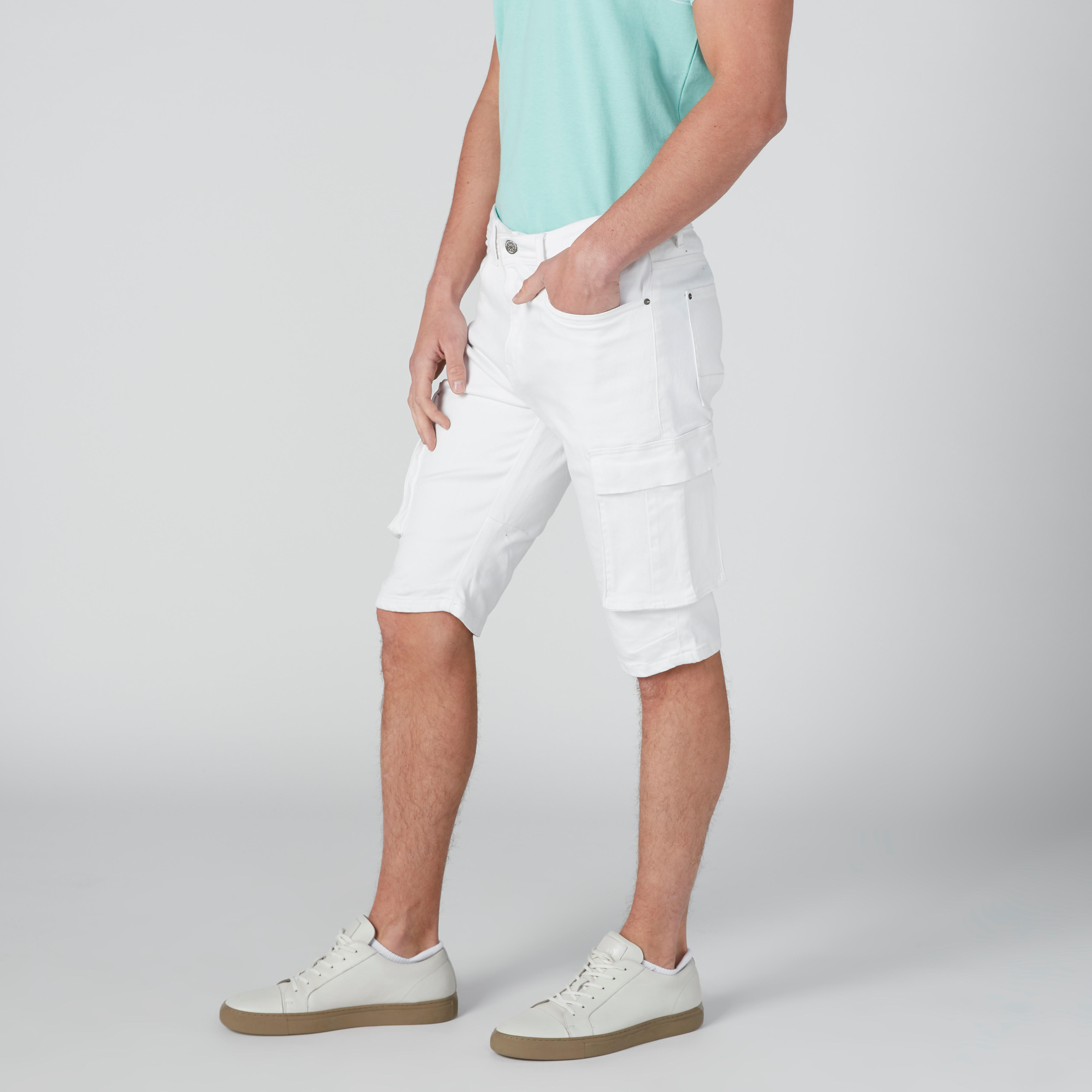 شورت دينم مستدام بقصّة عادية وخصر منخفض وجيوب-men-clothing-bottoms-shorts-image-4
